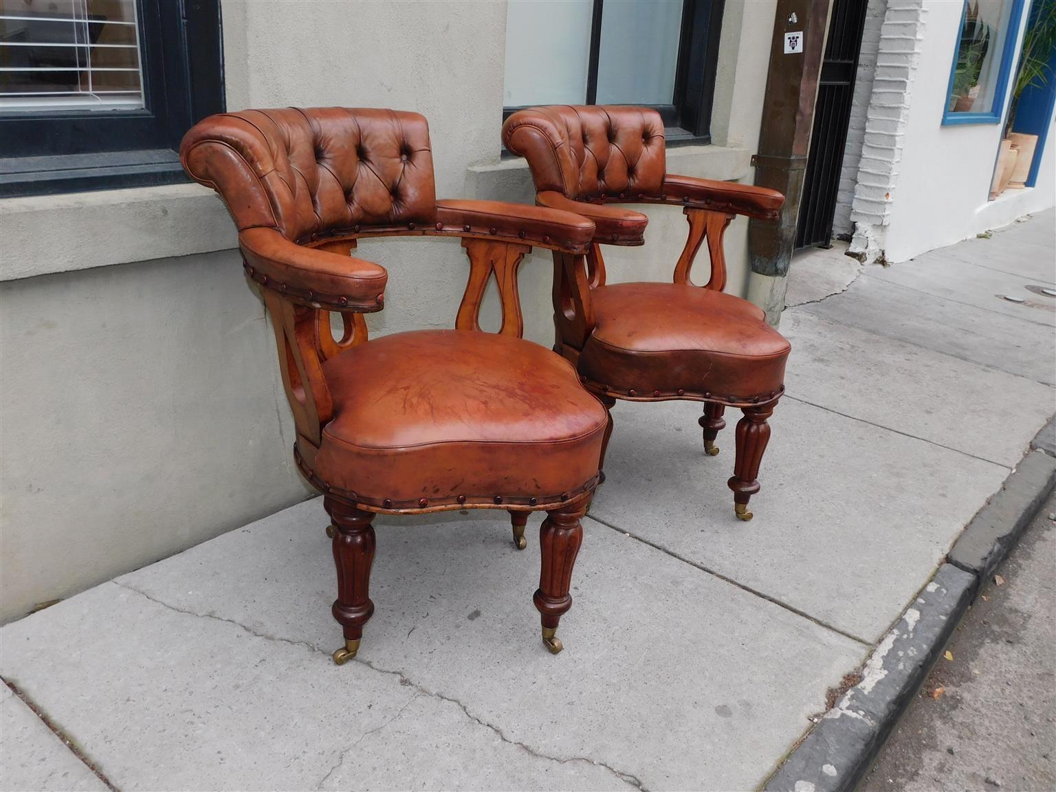 Inglese Coppia di poltrone inglesi Regency in mogano con rivestimento in pelle e gambe in giunco A.I.C. 1815 in vendita