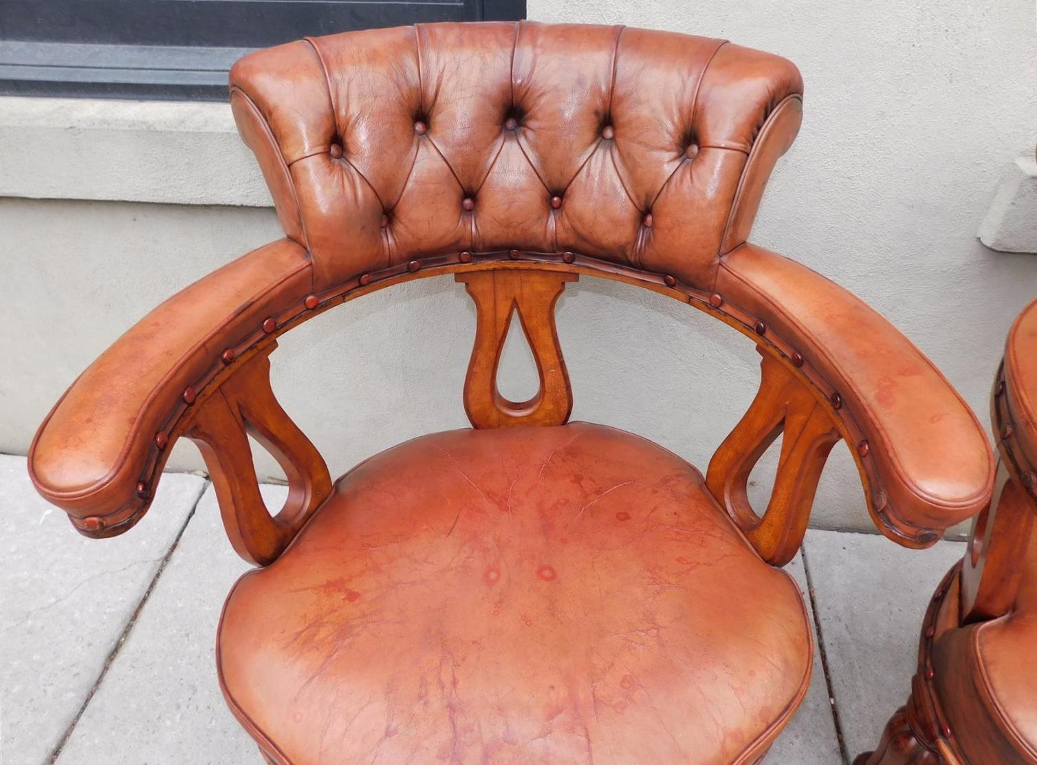 Ottone Coppia di poltrone inglesi Regency in mogano con rivestimento in pelle e gambe in giunco A.I.C. 1815 in vendita