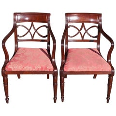 Paire de fauteuils de style Régence anglais en acajou cannelé et tapissés, vers 1815