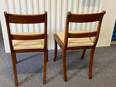 Coppia di sedie laterali inglesi Regency in mogano con intarsi, inizio XIX secolo