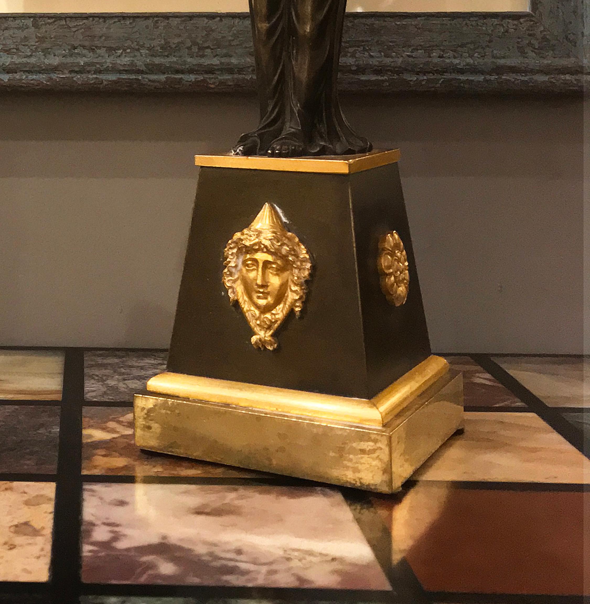 Anglais Paire de figurines néoclassiques anglaises de style Régence en bronze patiné et doré en vente