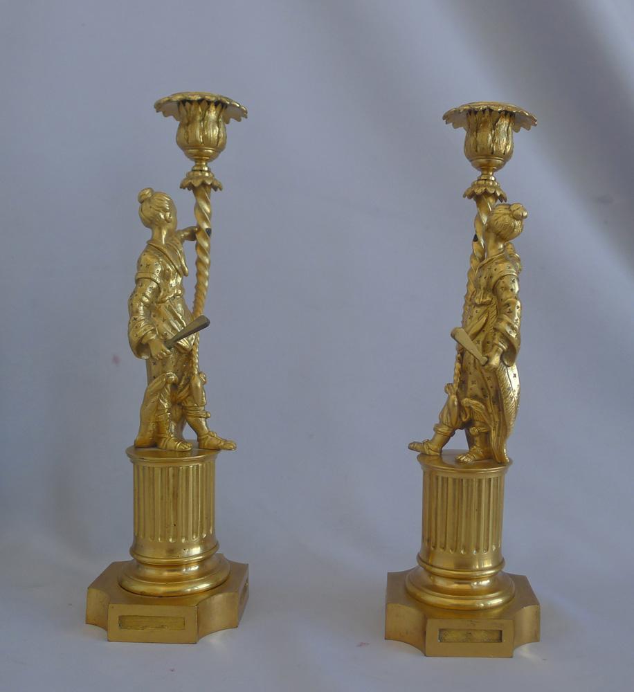 Paar englische Chinoiserie-Kerzenständer aus Goldbronze im Regency-Stil (Britisch) im Angebot