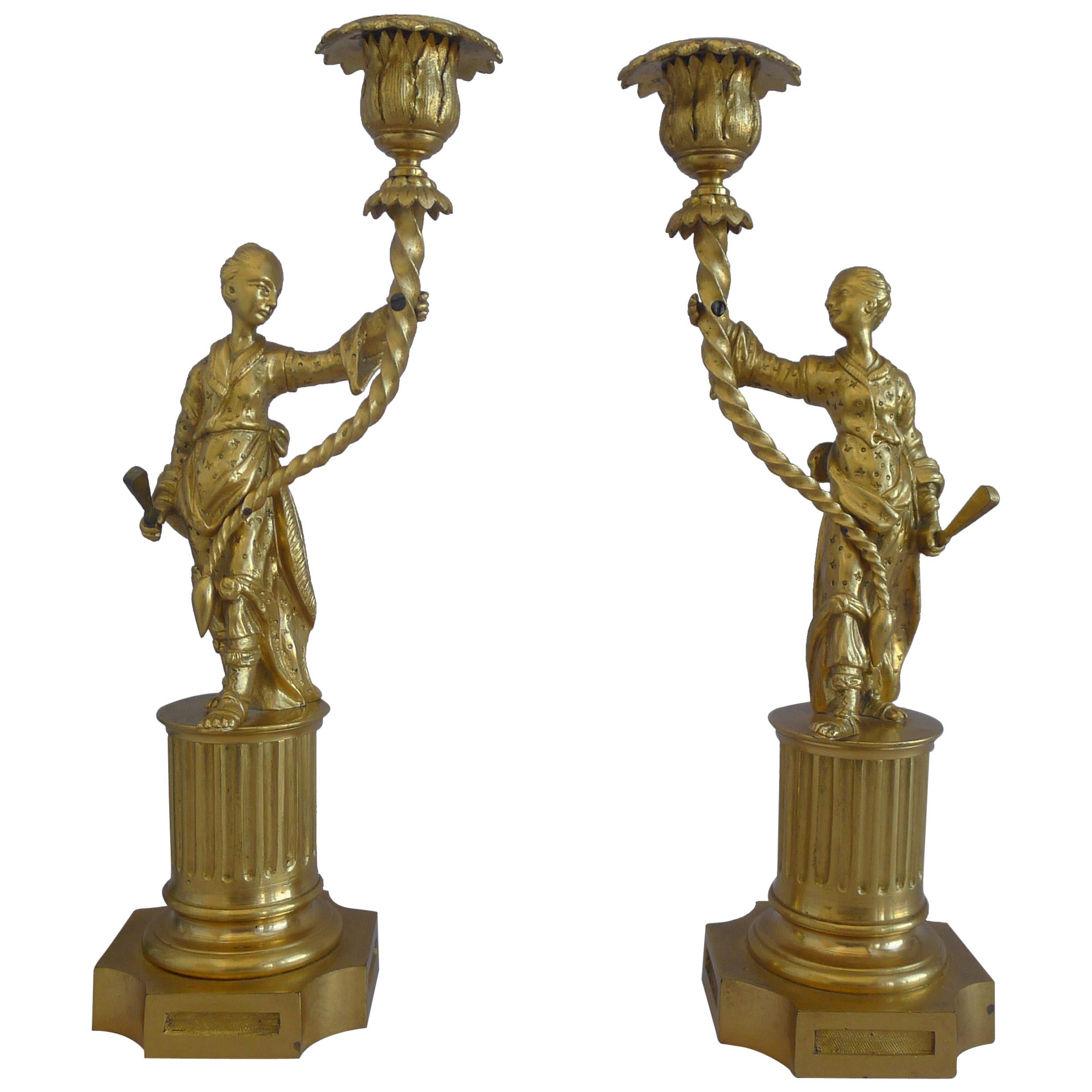Paar englische Chinoiserie-Kerzenständer aus Goldbronze im Regency-Stil im Angebot