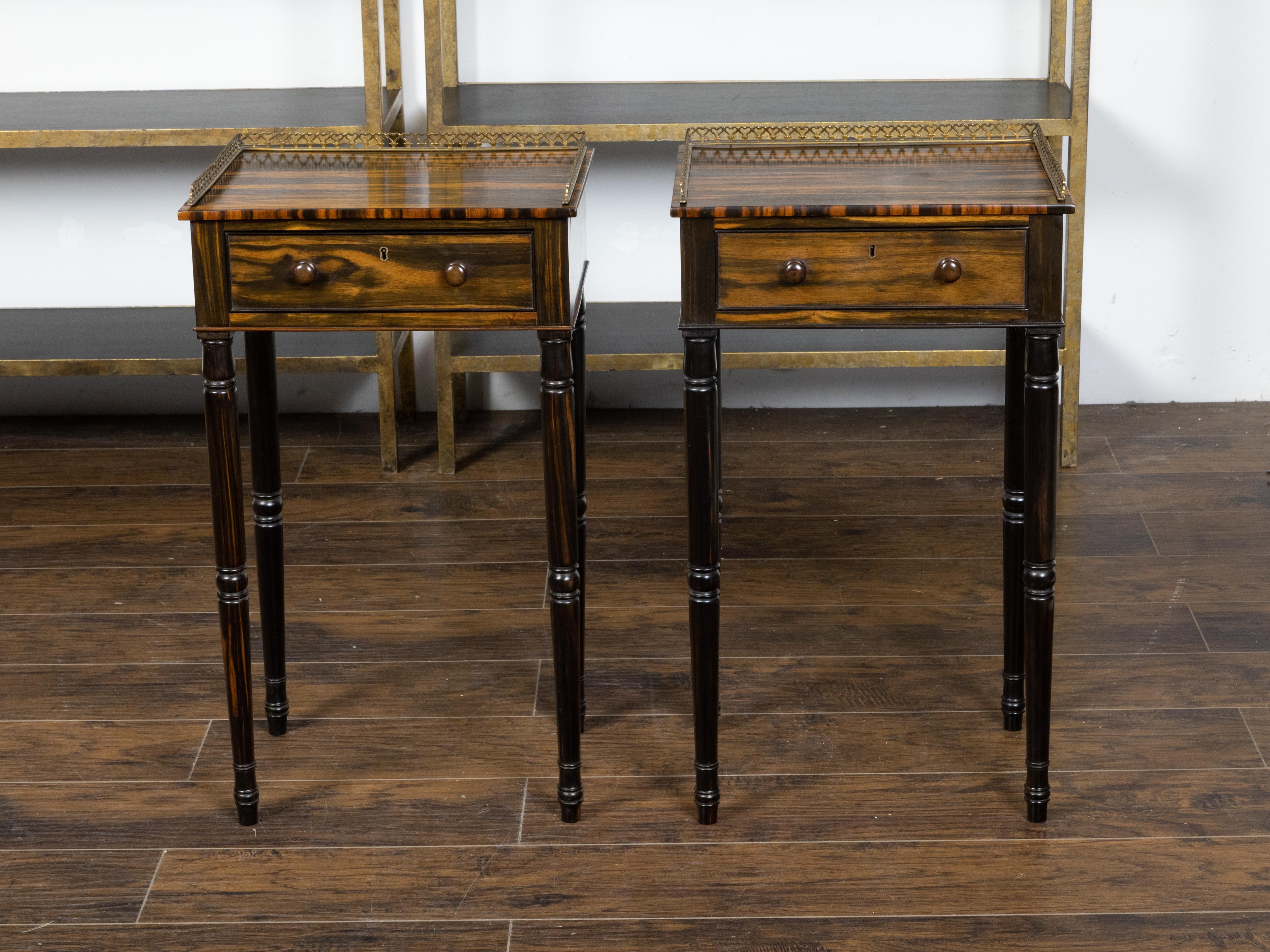 A pair of English Regency period bedside tables from the 19th century, with zebra wood top, single drawer, three-quarter brass gallery and turned legs. Created in England during the Regency period that saw the transition of power between George III