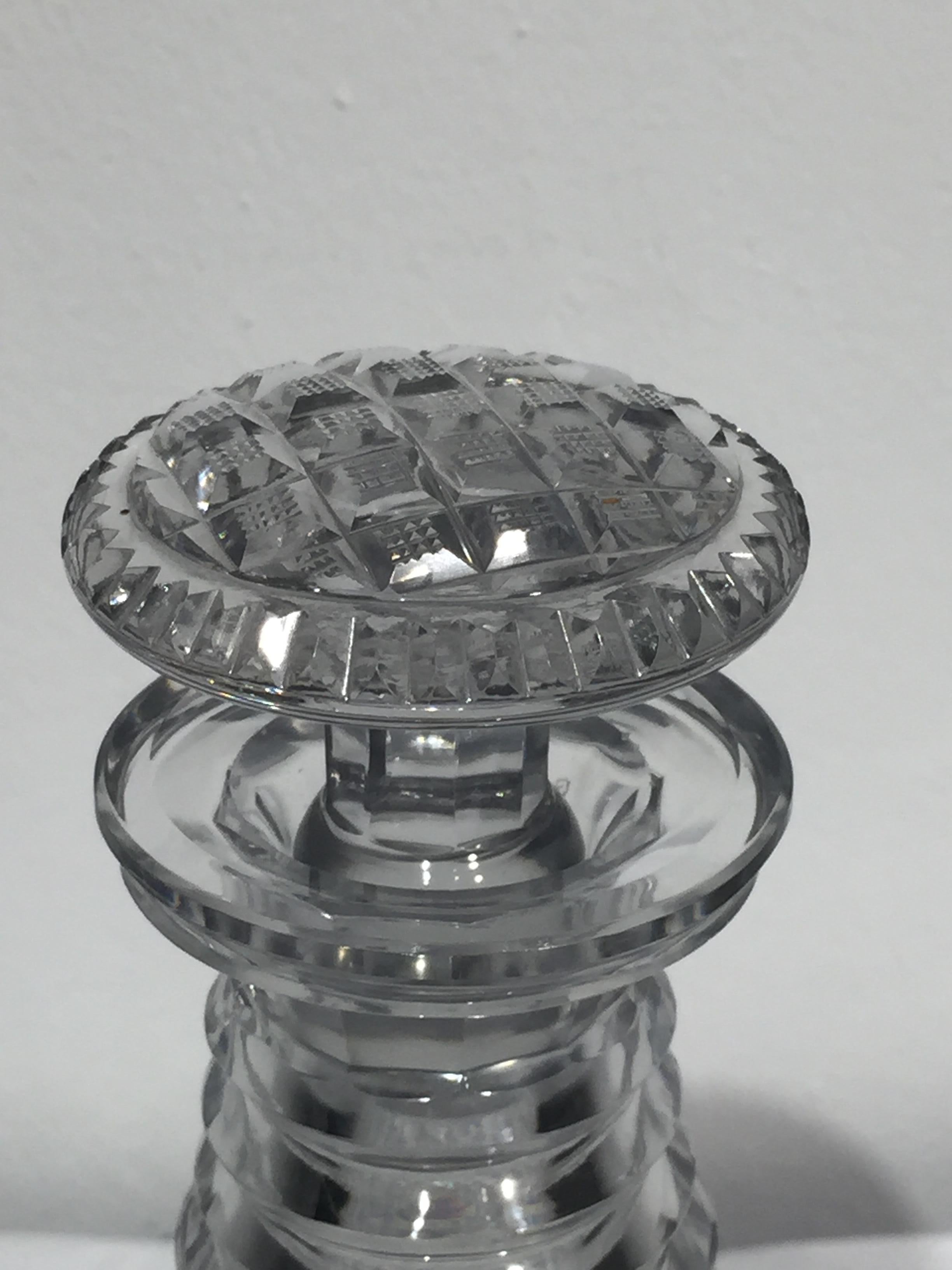 Pair of English Regency Period Cut Crystal Decanters with Original Stoppers In Good Condition For Sale In London, GB