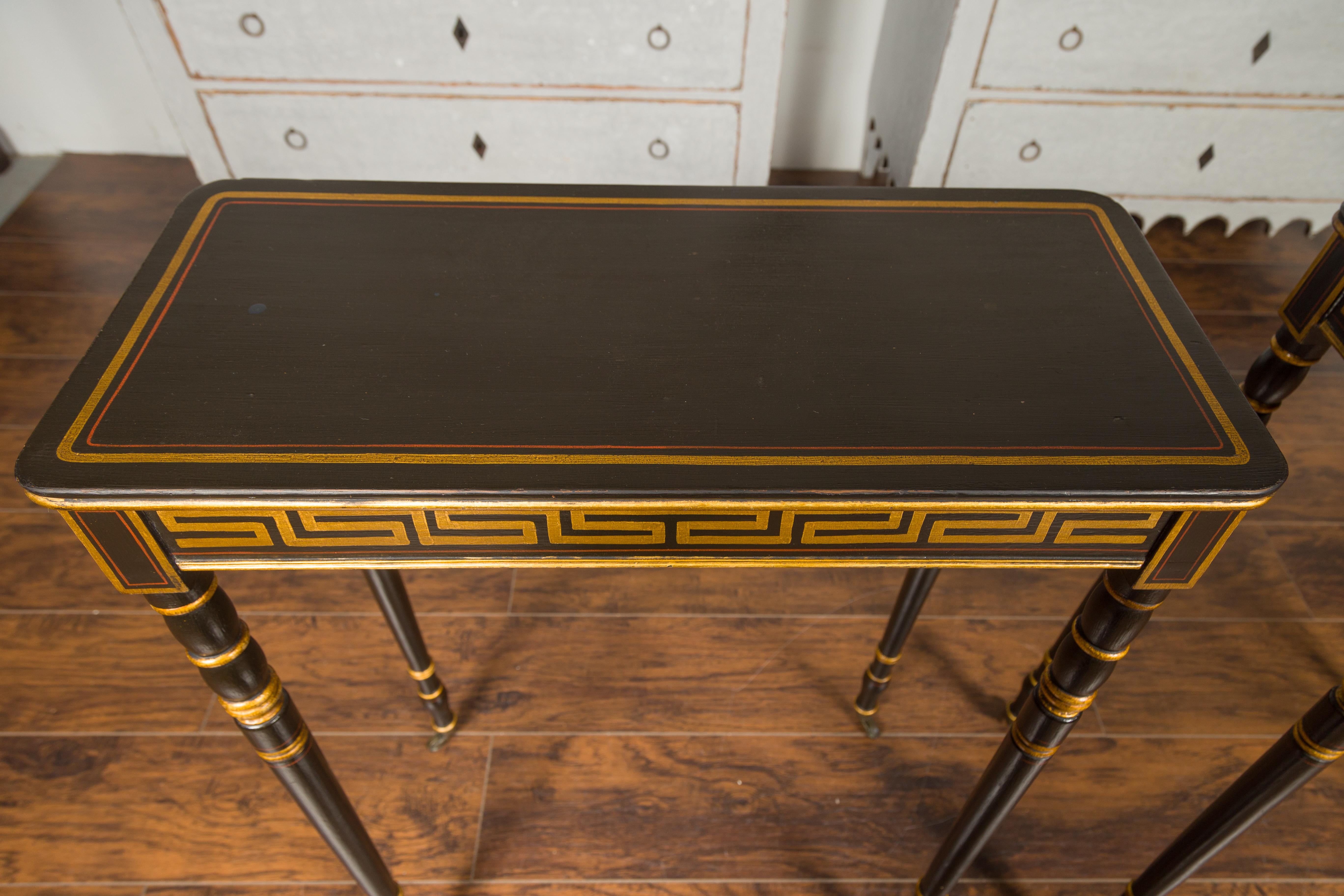 Coppia di tavolini da salotto in legno ebanizzato del periodo Regency inglese con chiave greca dorata in vendita 3