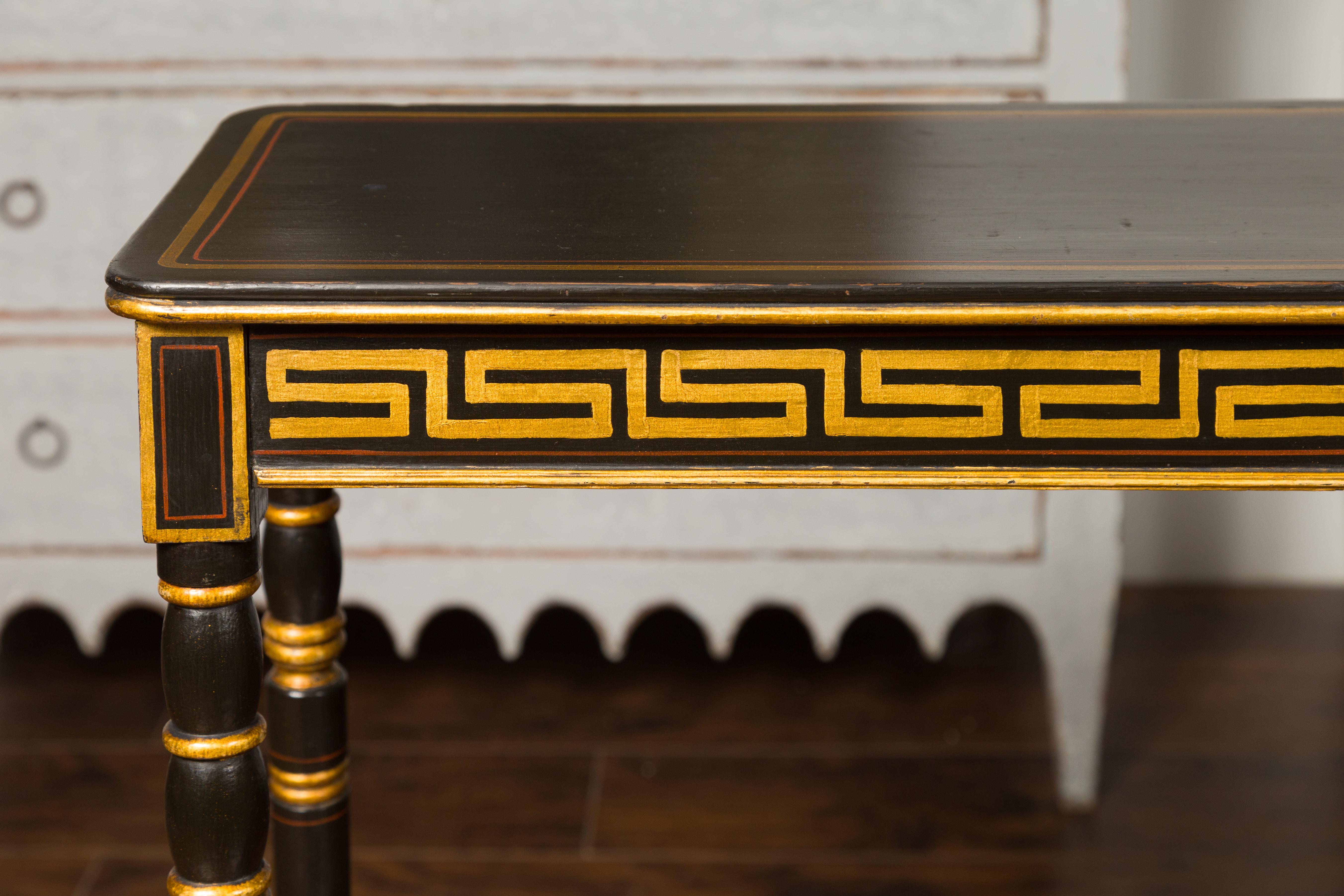 XIX secolo Coppia di tavolini da salotto in legno ebanizzato del periodo Regency inglese con chiave greca dorata in vendita