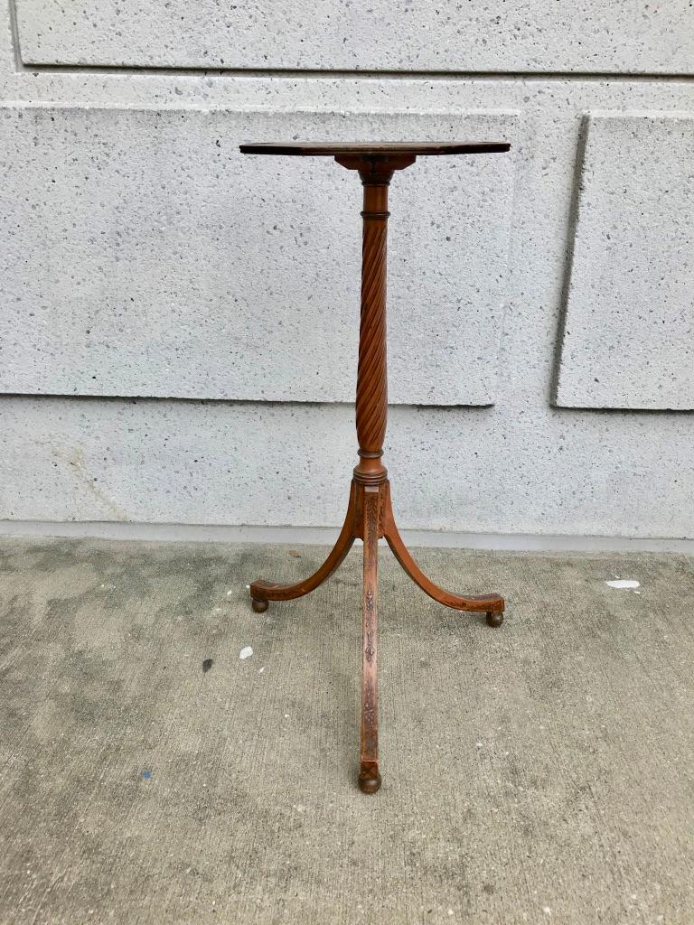 Pair of English Regency Red Lacquer Chinoiserie Candle Stands 11