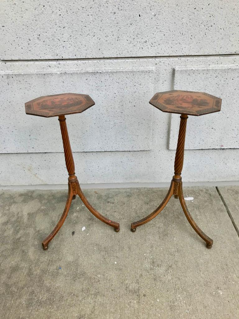 Pair of English Regency Red Lacquer Chinoiserie Candle Stands In Good Condition In Stamford, CT