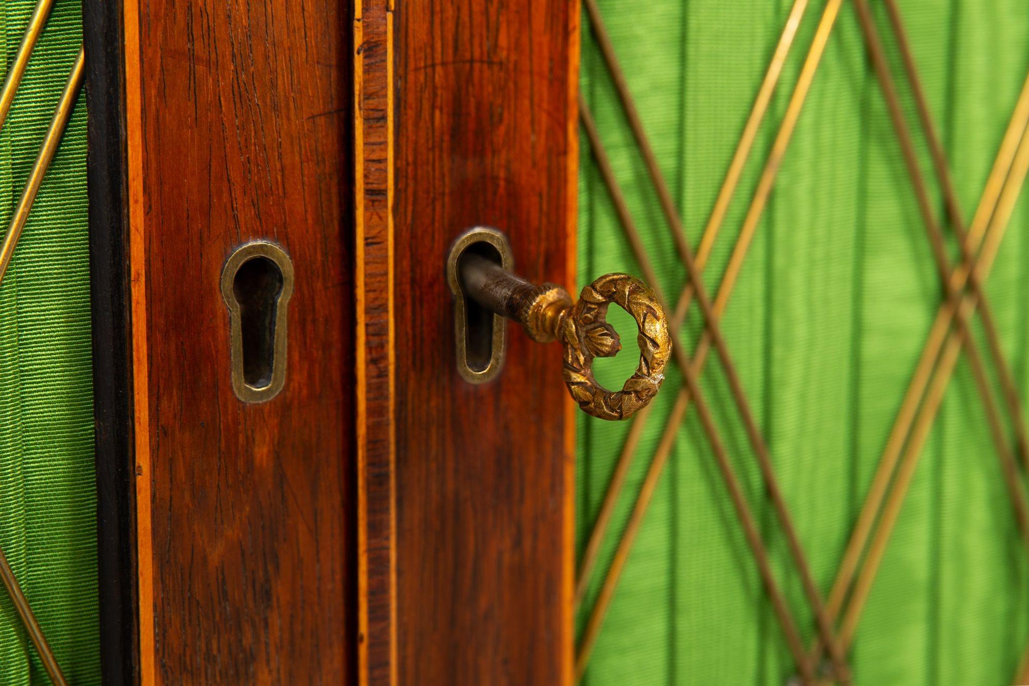 Coppia di armadi chiffoniers in legno di palissandro inglesi del 1810 ca. in vendita 3