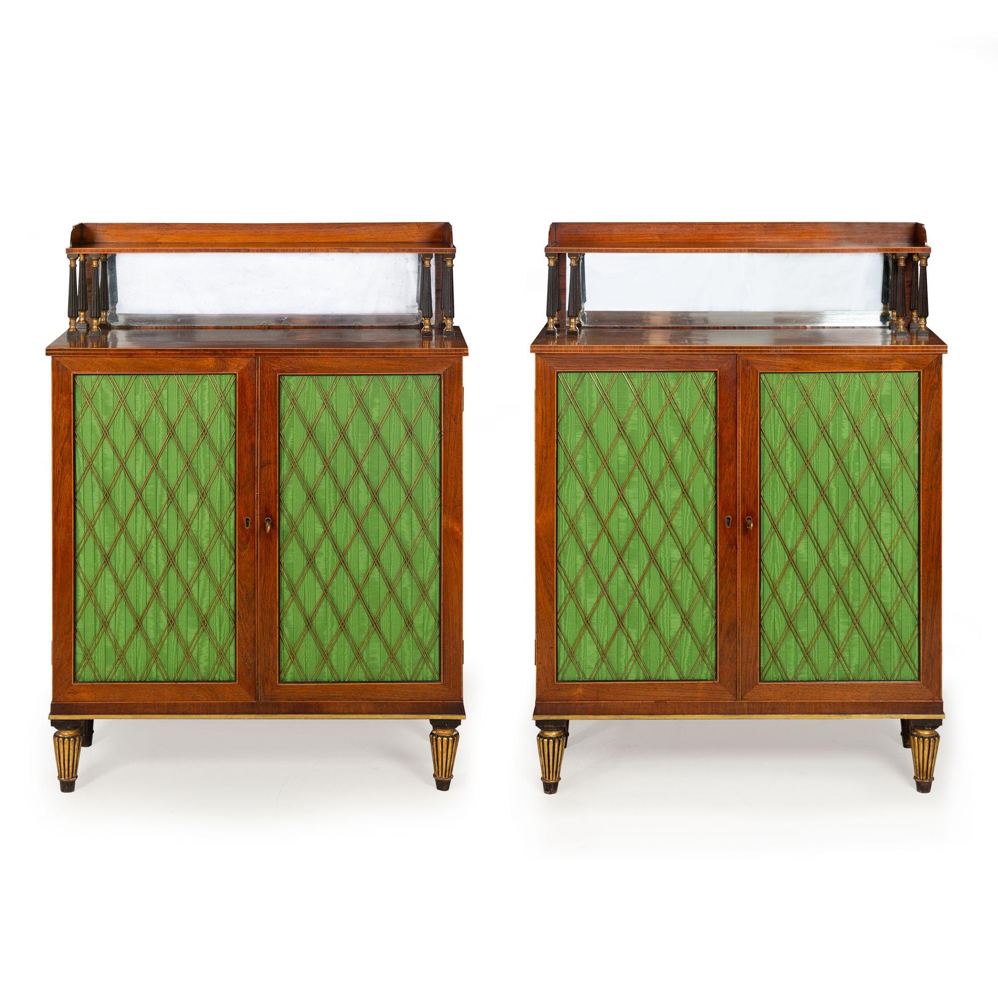 Regency Coppia di armadi chiffoniers in legno di palissandro inglesi del 1810 ca. in vendita