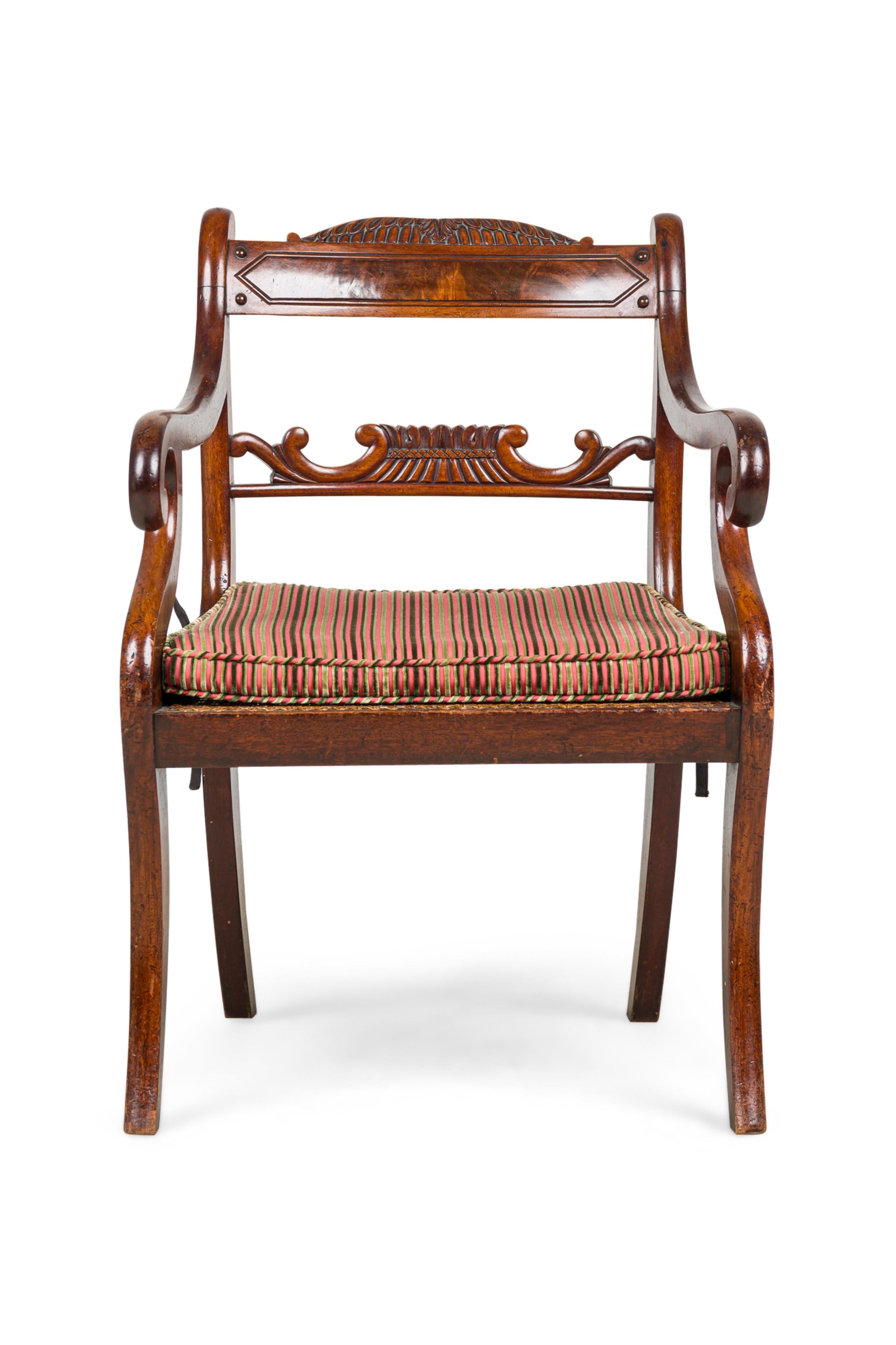 Pärchen englischer Sessel mit offener Rückenlehne aus Mahagoni im Regency-Stil (20. Jahrhundert) mit rosa und braunen Kissen über einem Sitz aus Rohrgeflecht (PREIS FÜR PÄRCHEN)