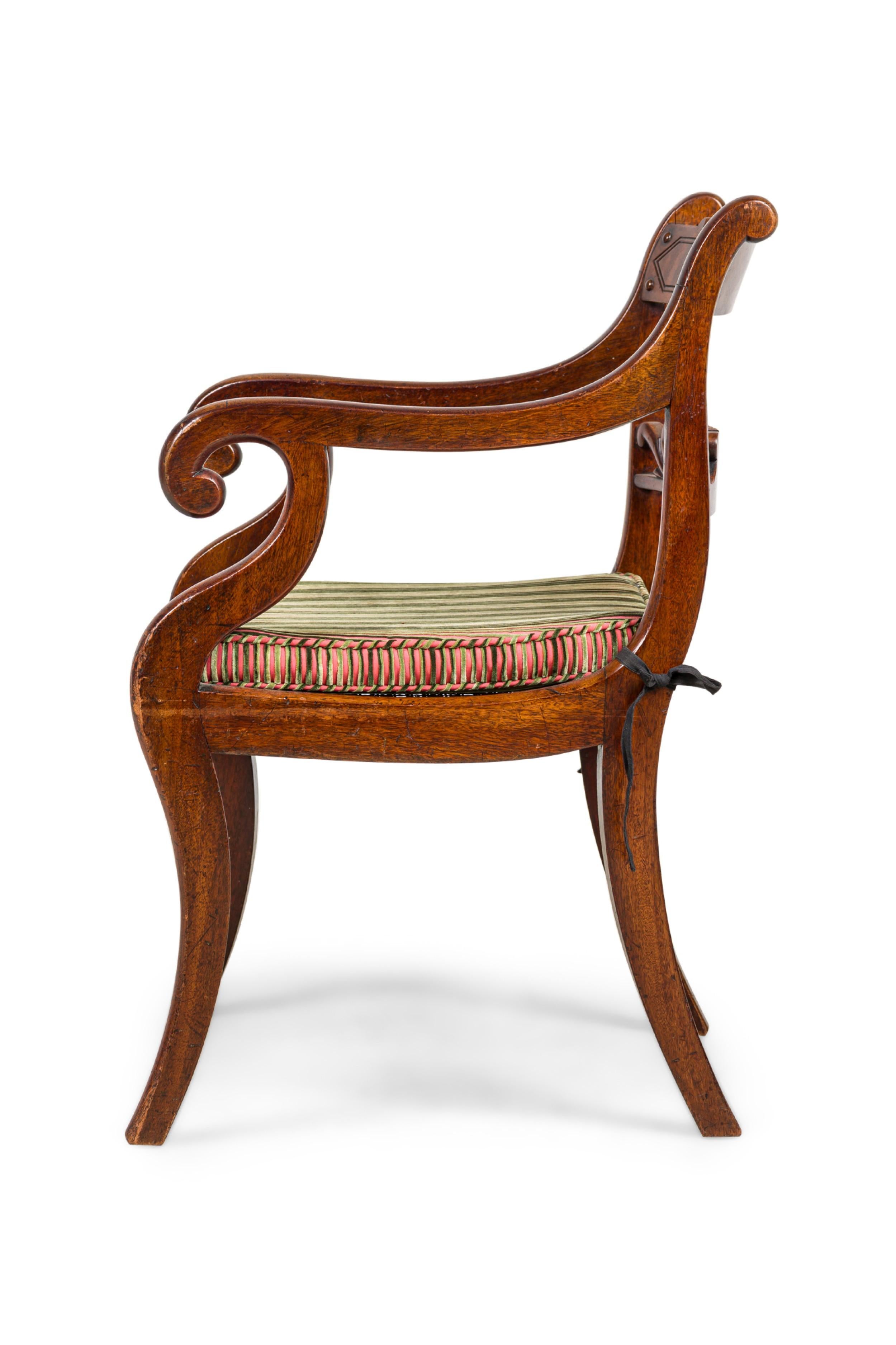 Pair of English Regency style Armchairs With Pink and Brown Cushion im Zustand „Gut“ im Angebot in Queens, NY