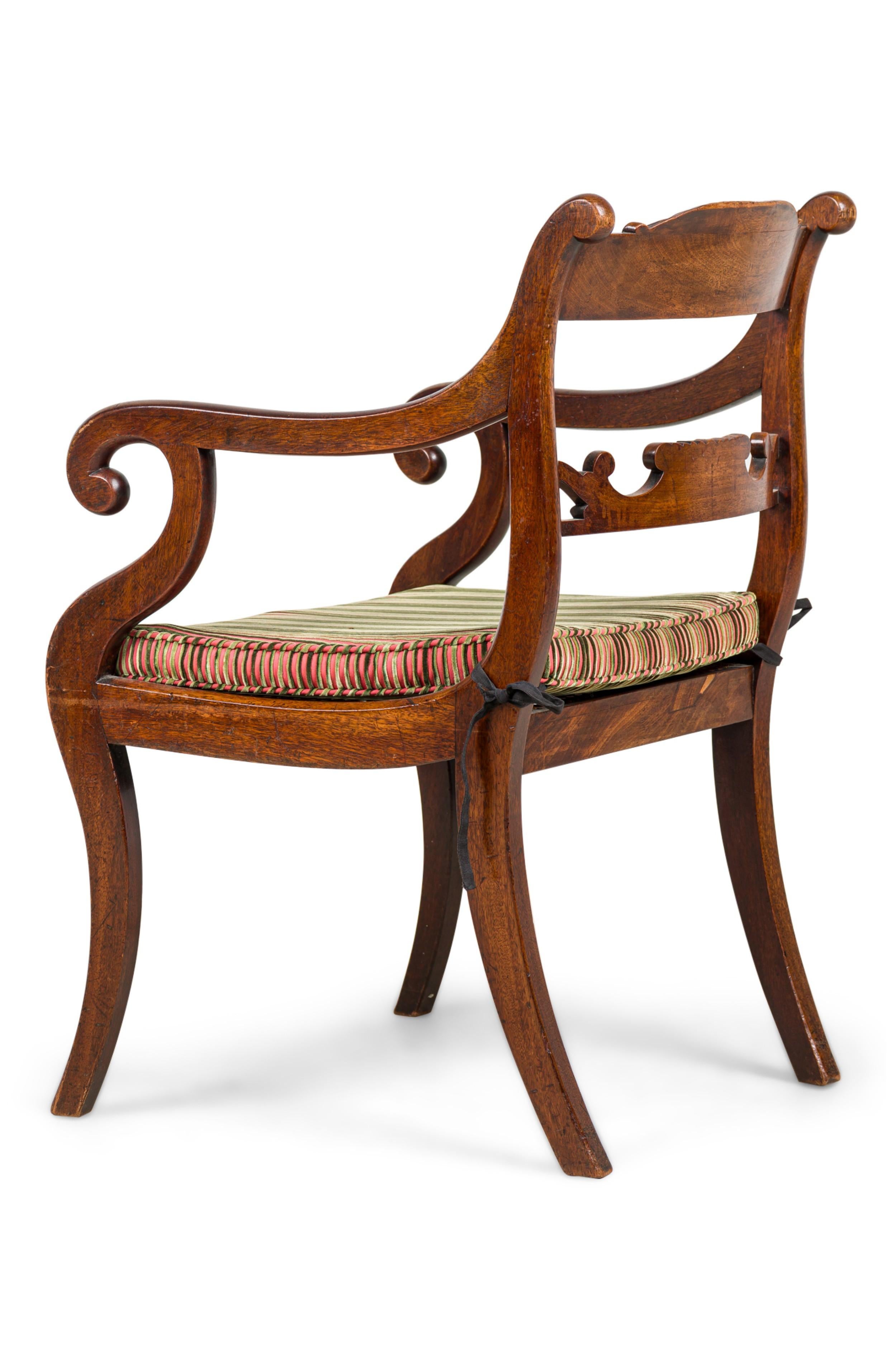 Pair of English Regency style Armchairs With Pink and Brown Cushion (20. Jahrhundert) im Angebot