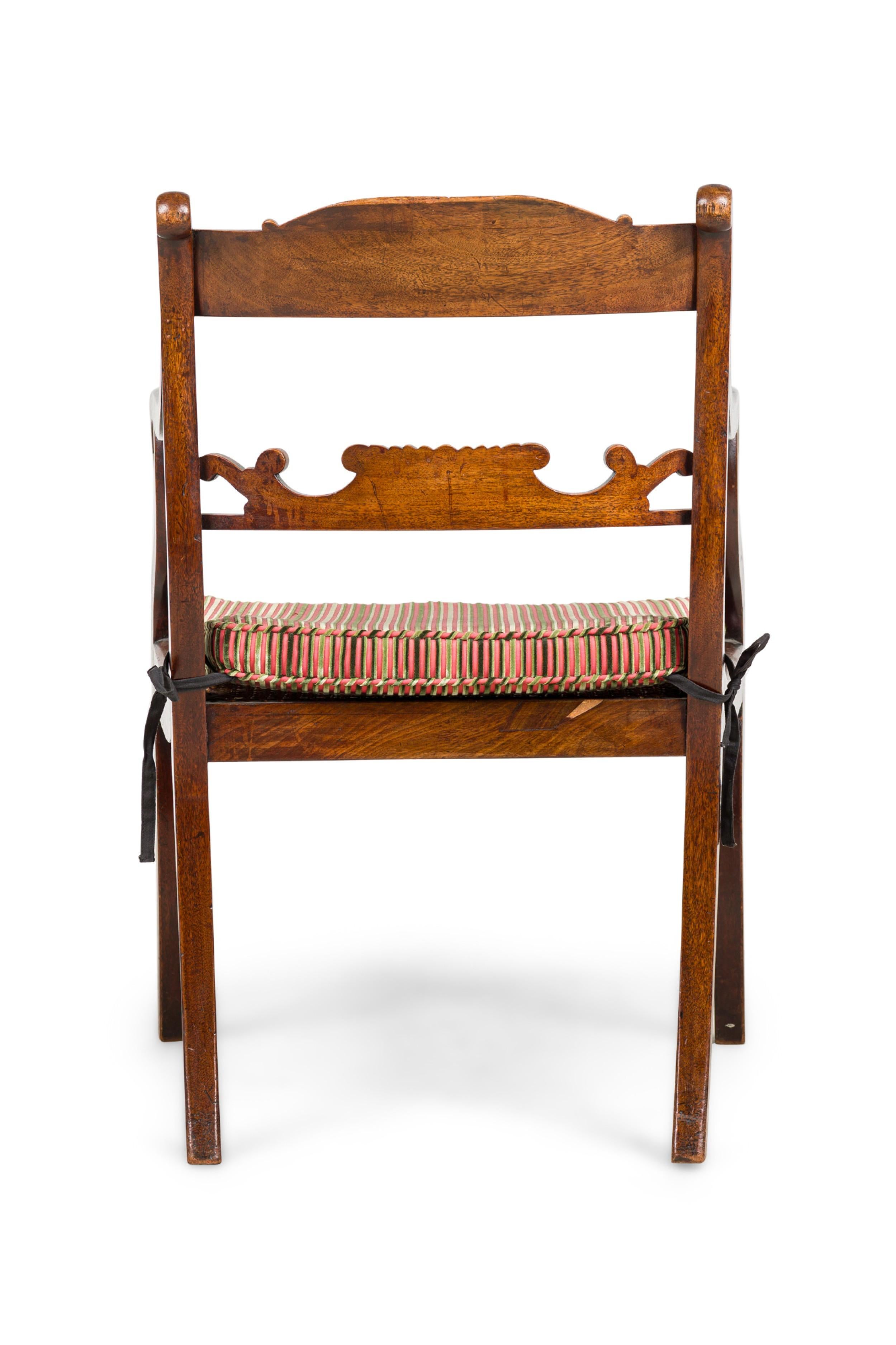 Pair of English Regency style Armchairs With Pink and Brown Cushion (Gehstock) im Angebot