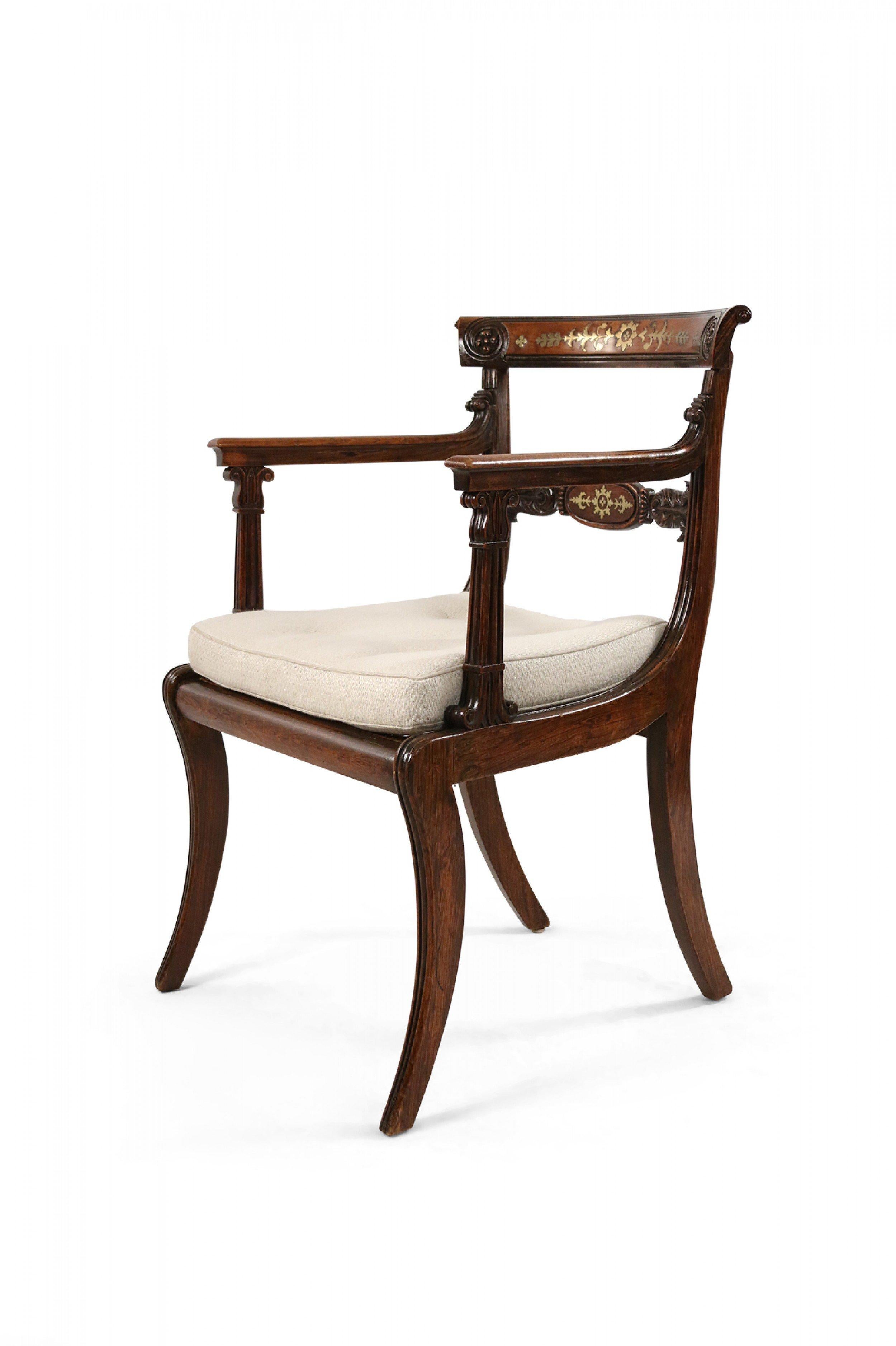 Paar englische Sessel im Regency-Stil mit Messingintarsien aus Eichenholz und Schilfrohr (Intarsie) im Angebot
