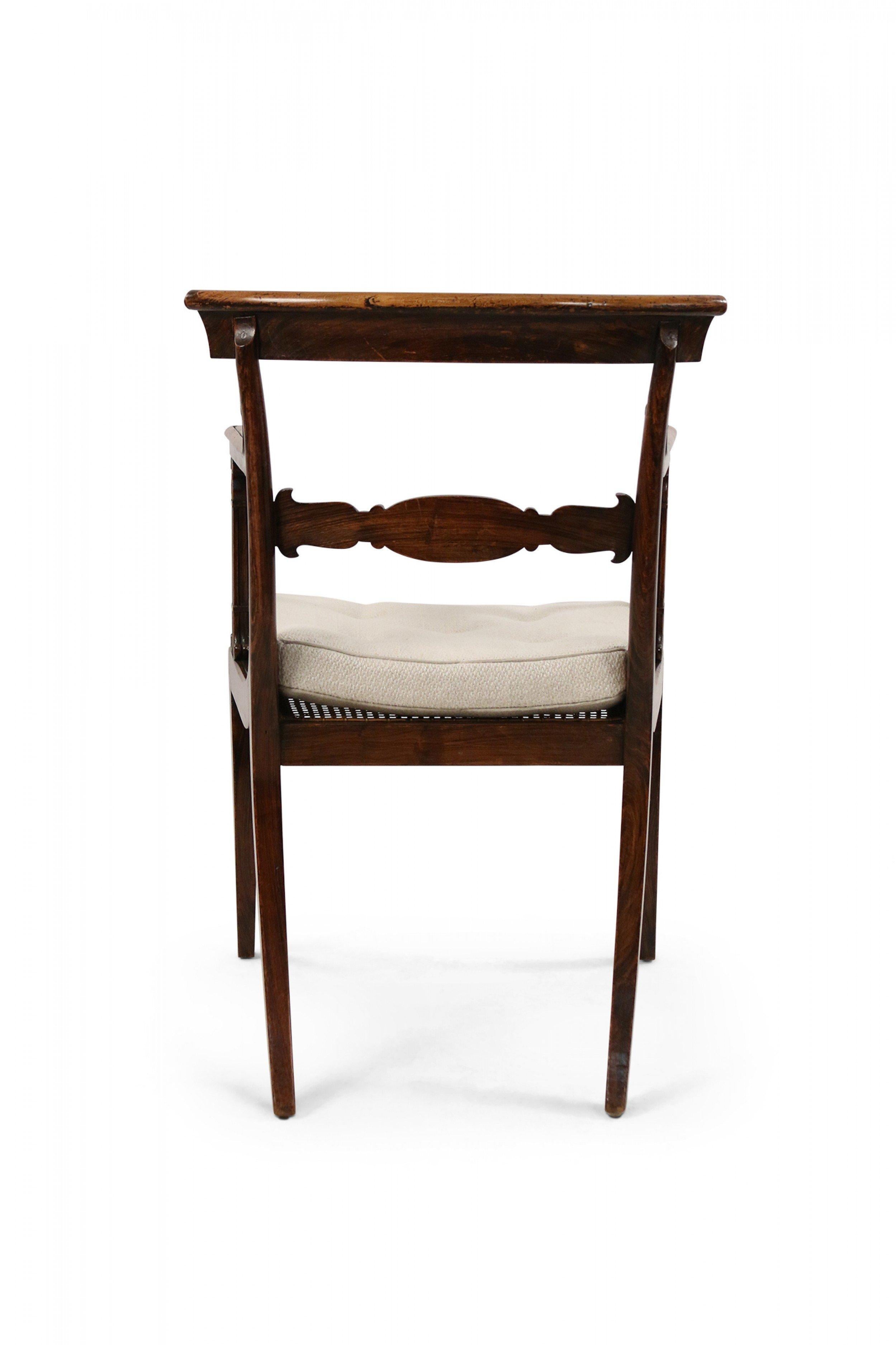 Paar englische Sessel im Regency-Stil mit Messingintarsien aus Eichenholz und Schilfrohr (20. Jahrhundert) im Angebot