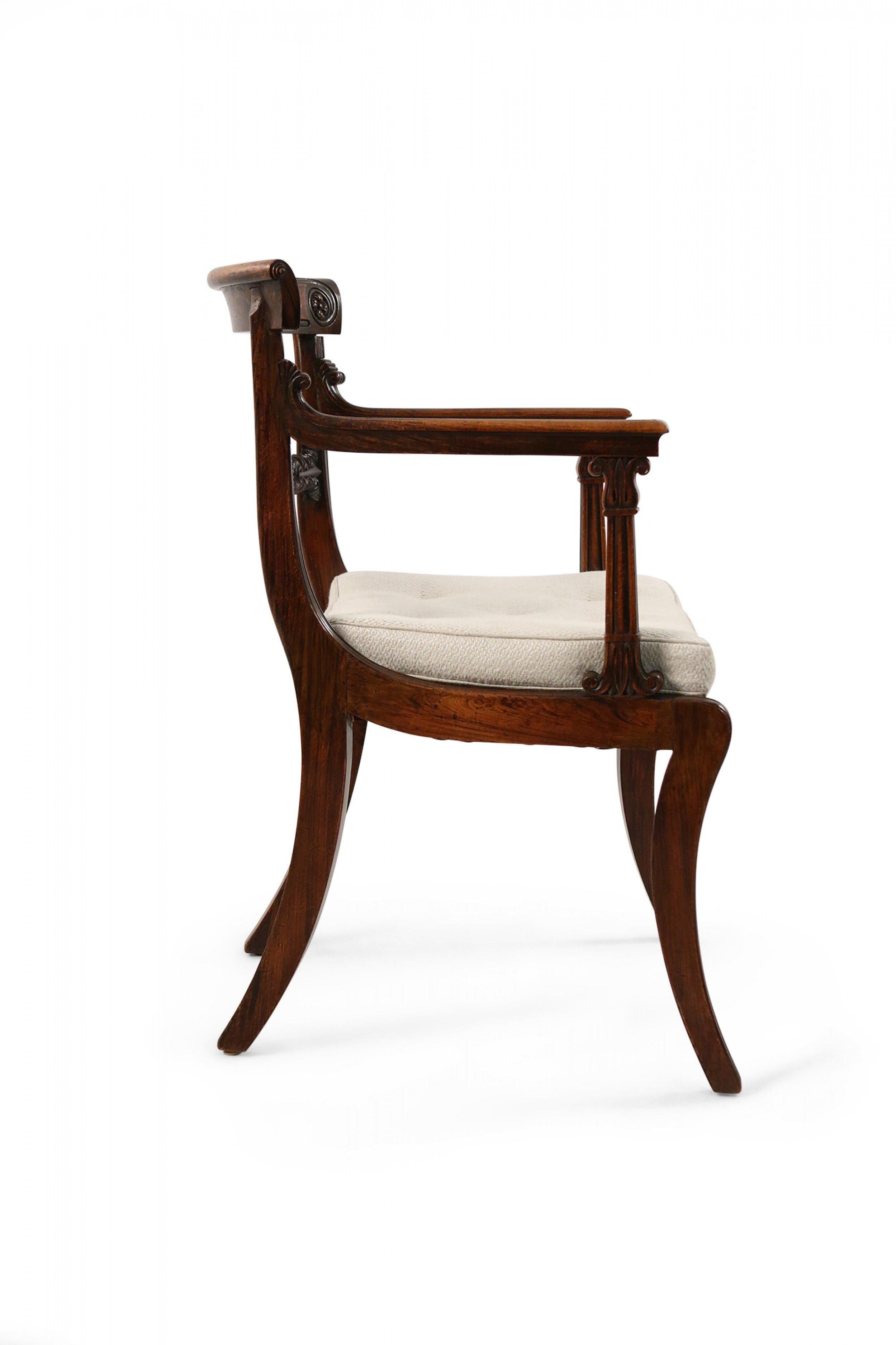 Paar englische Sessel im Regency-Stil mit Messingintarsien aus Eichenholz und Schilfrohr im Angebot 1