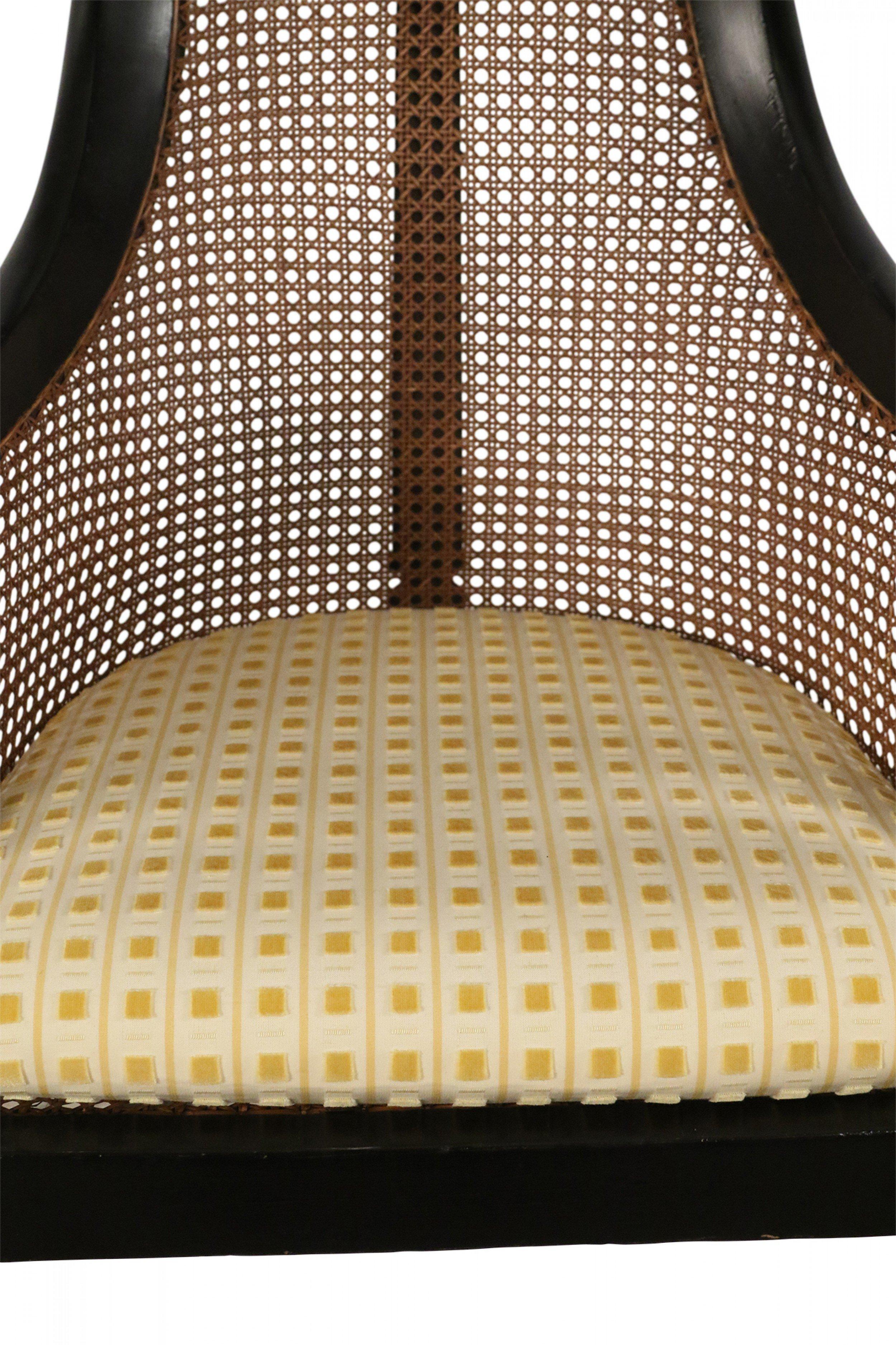 Paar geschnitzte englische Sessel im Regency-Stil mit schwarzer und vergoldeter Rohrrückenlehne im Angebot 6