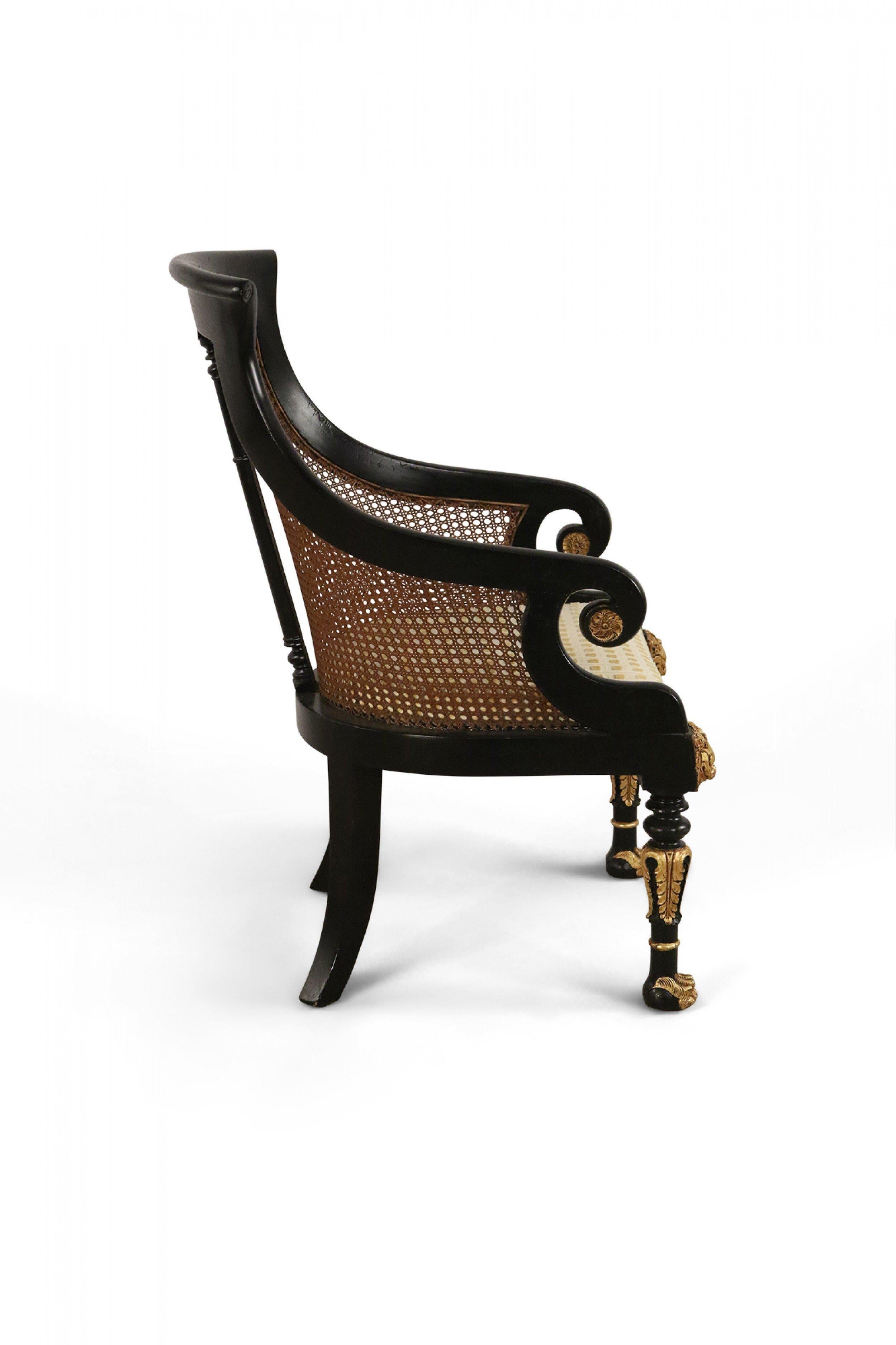 Paar geschnitzte englische Sessel im Regency-Stil mit schwarzer und vergoldeter Rohrrückenlehne (Vergoldetes Holz) im Angebot