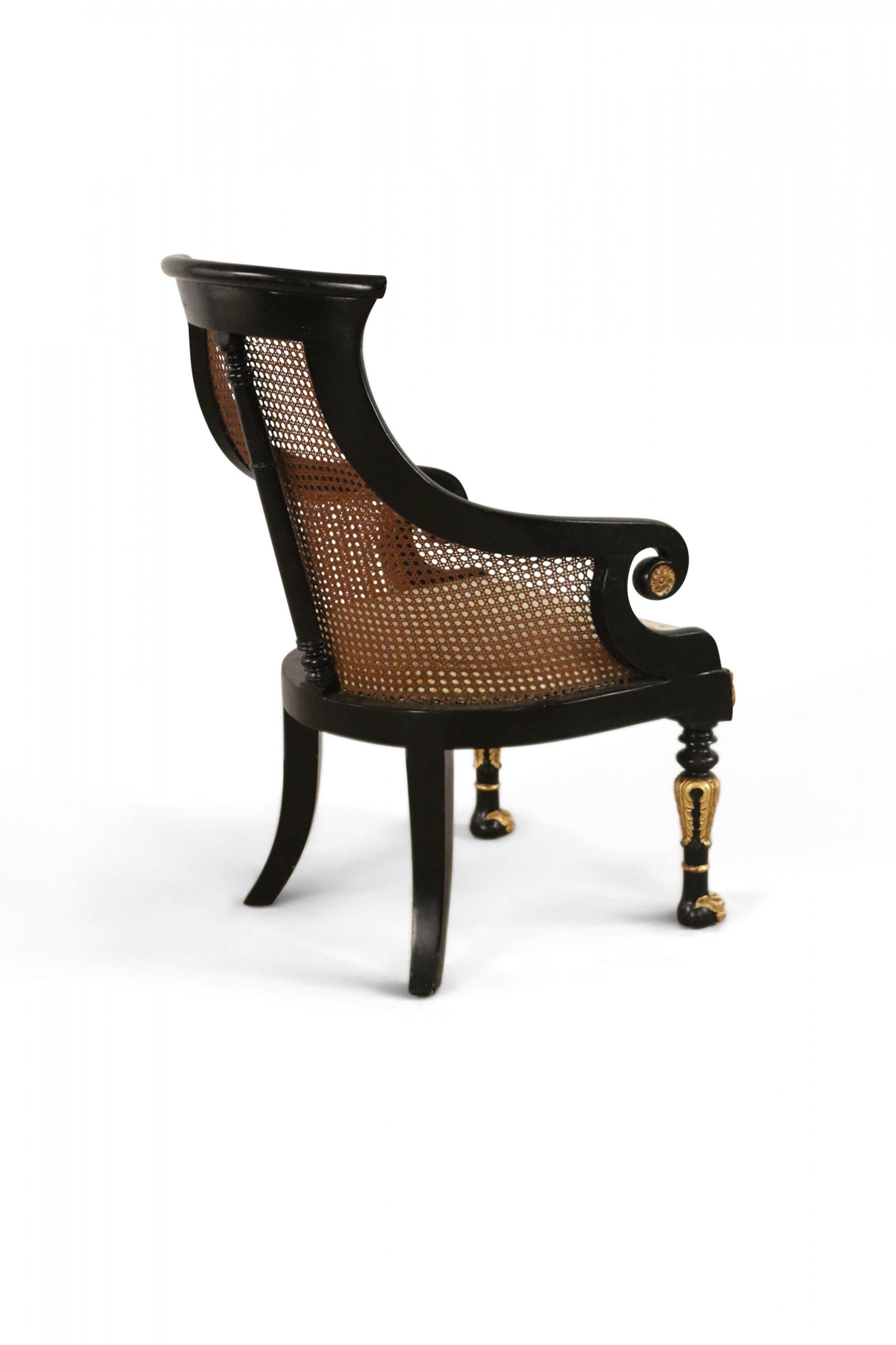 Paar geschnitzte englische Sessel im Regency-Stil mit schwarzer und vergoldeter Rohrrückenlehne im Angebot 1
