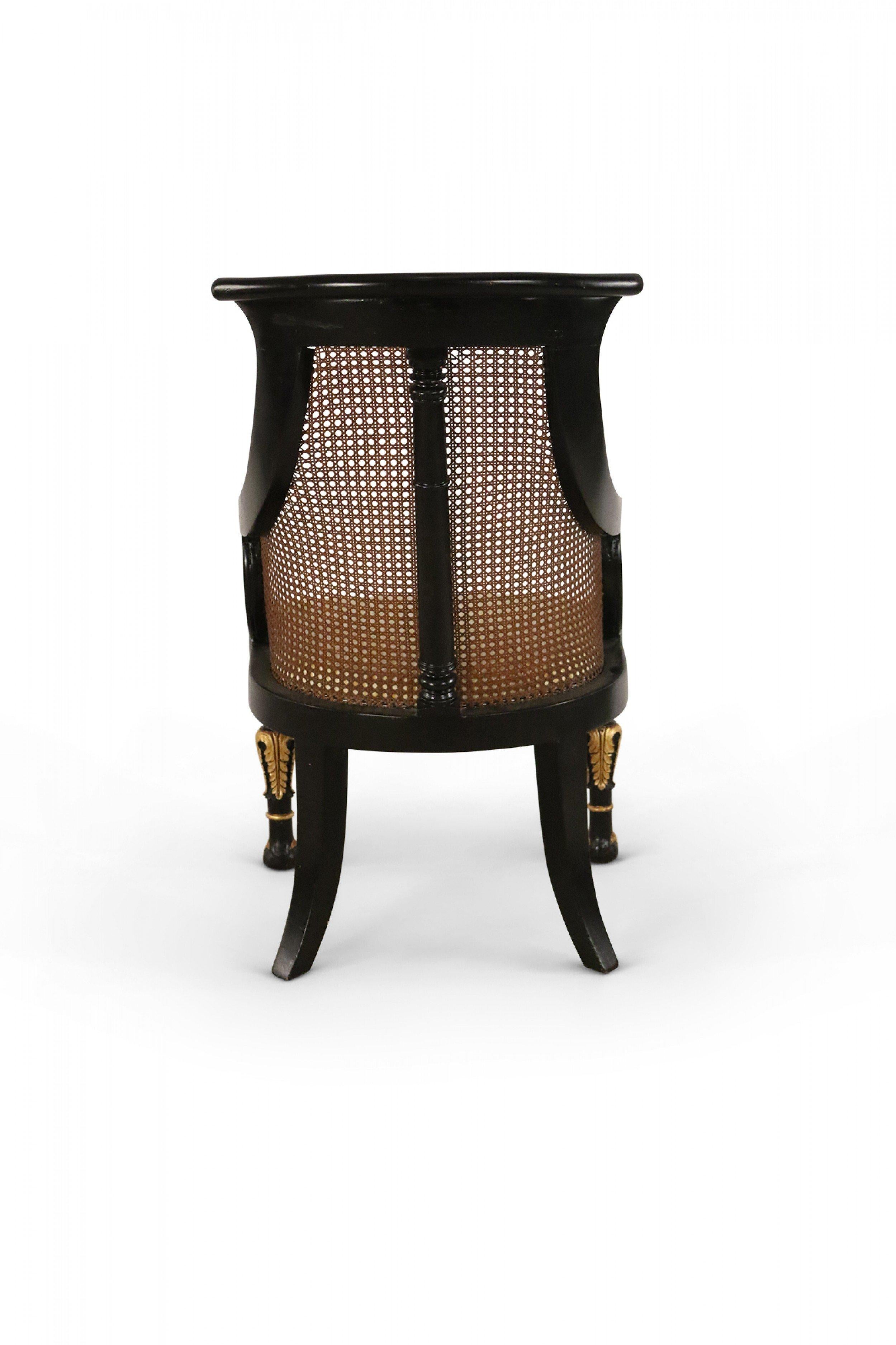 Paar geschnitzte englische Sessel im Regency-Stil mit schwarzer und vergoldeter Rohrrückenlehne im Angebot 2
