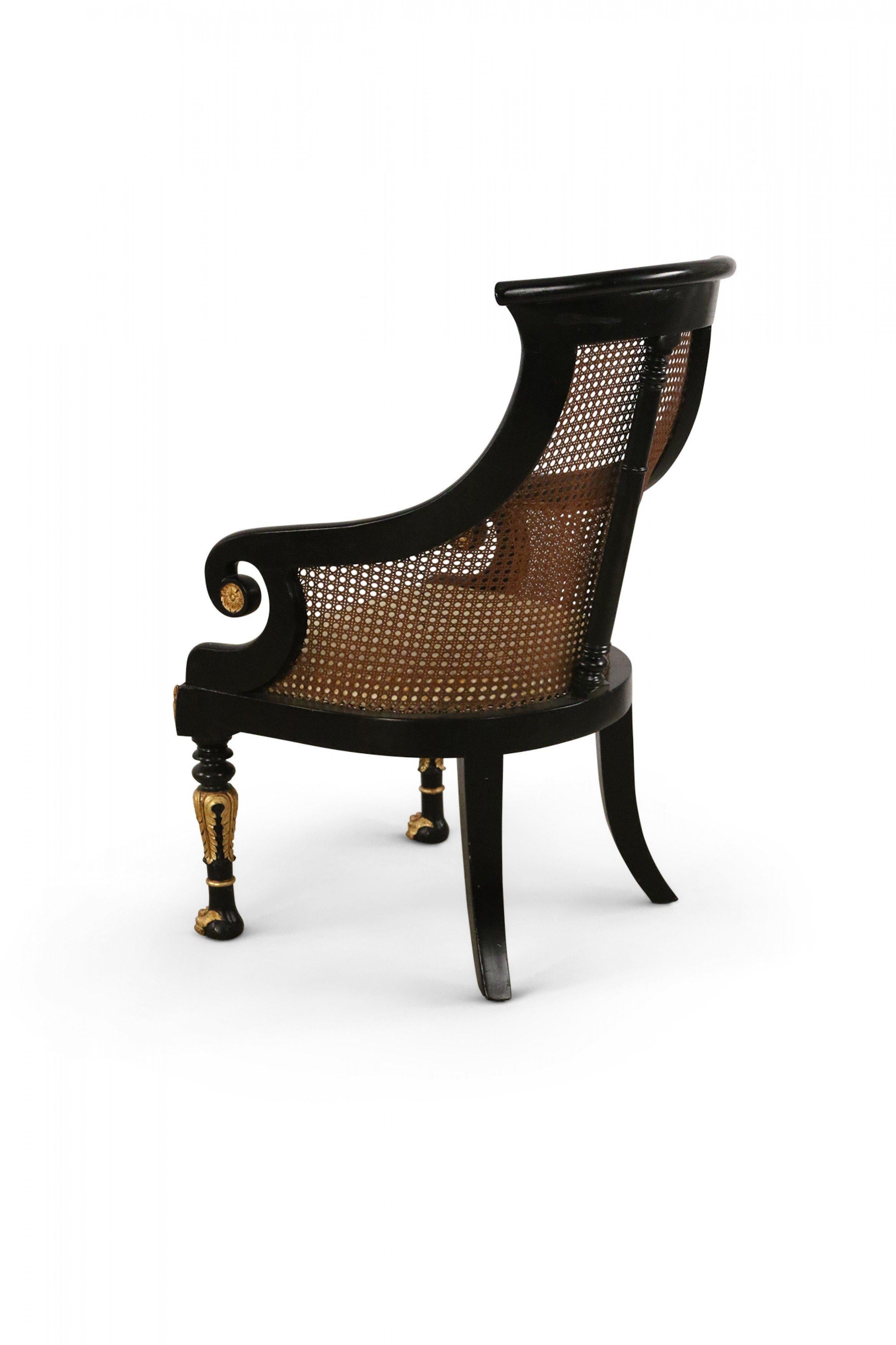 Paar geschnitzte englische Sessel im Regency-Stil mit schwarzer und vergoldeter Rohrrückenlehne im Angebot 3