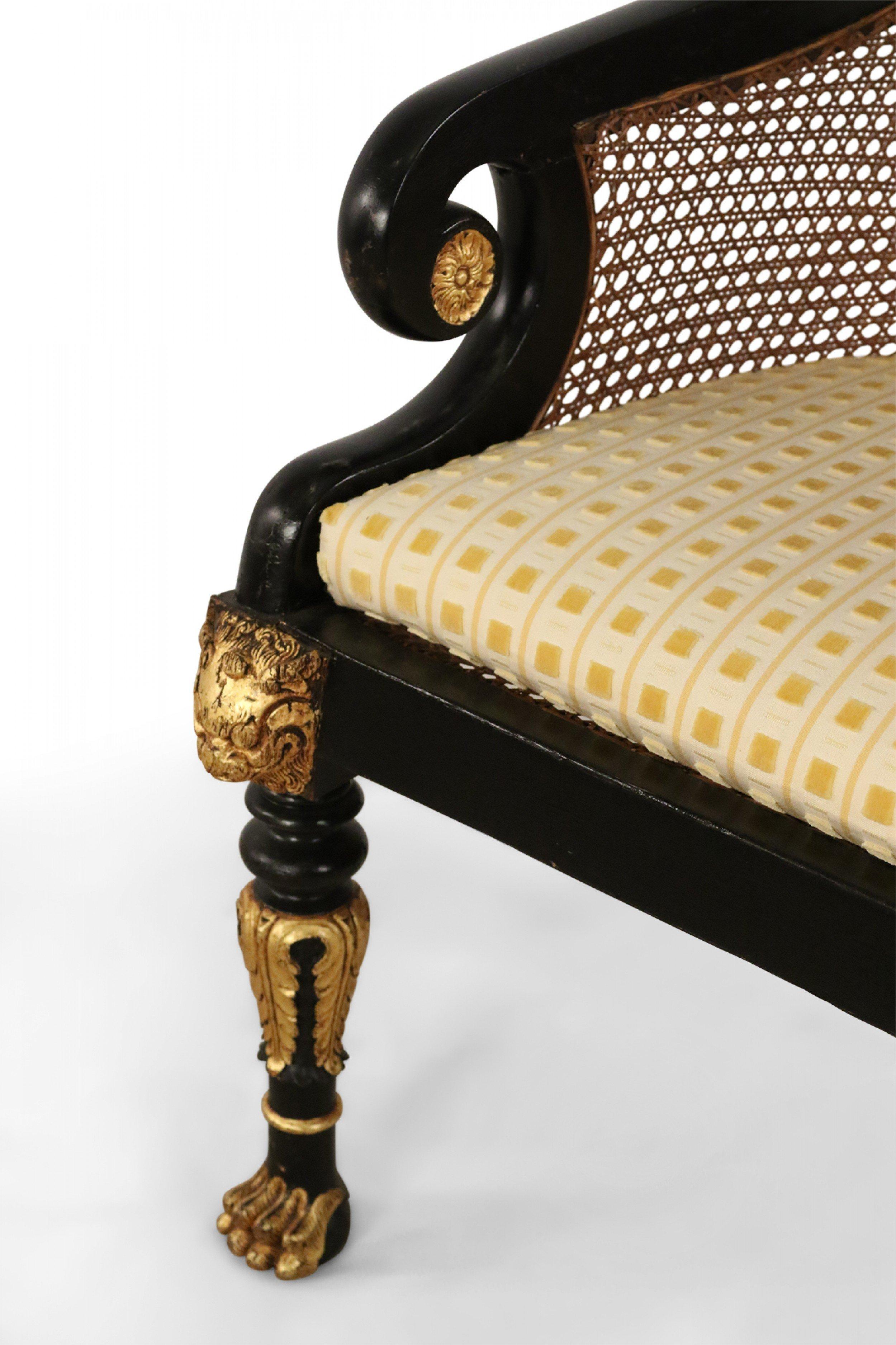 Paar geschnitzte englische Sessel im Regency-Stil mit schwarzer und vergoldeter Rohrrückenlehne im Angebot 4