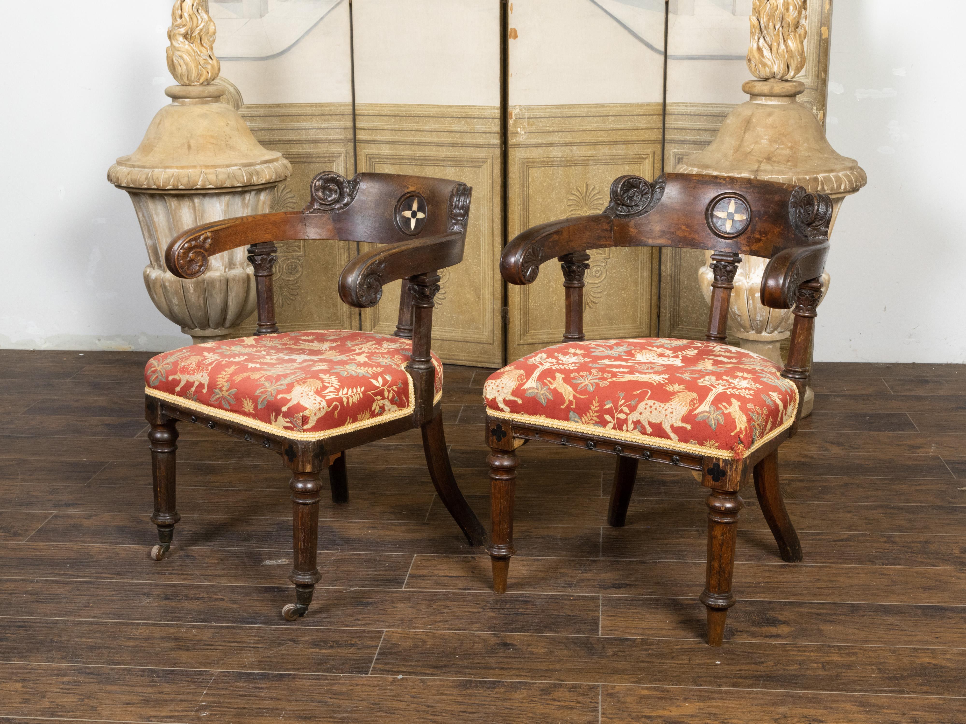 Paar geschnitzte Klismos-Stühle aus Eiche im englischen Regency-Stil mit Hufeisenrückenlehnen (Englisch) im Angebot