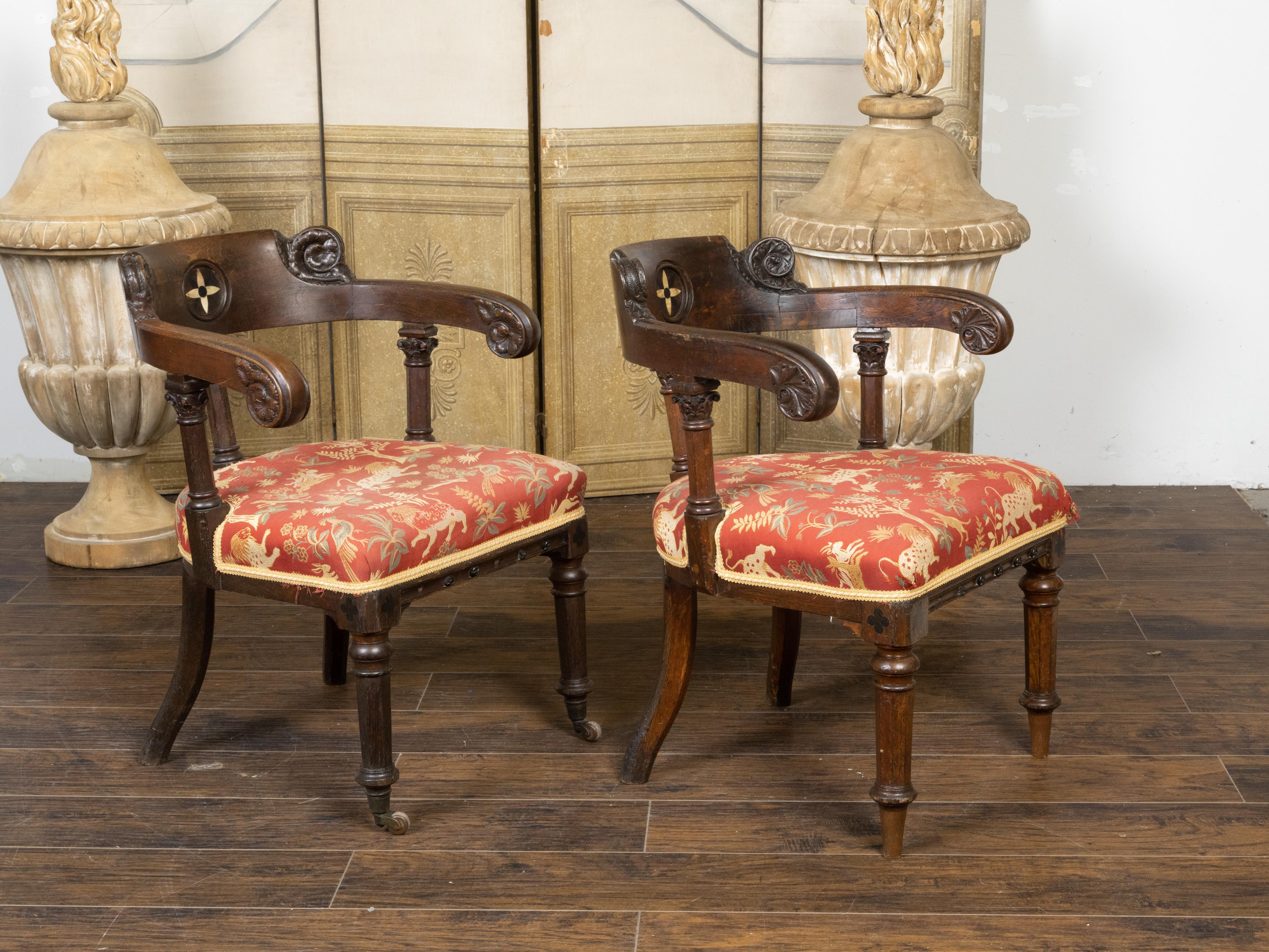 Paar geschnitzte Klismos-Stühle aus Eiche im englischen Regency-Stil mit Hufeisenrückenlehnen (Stoff) im Angebot