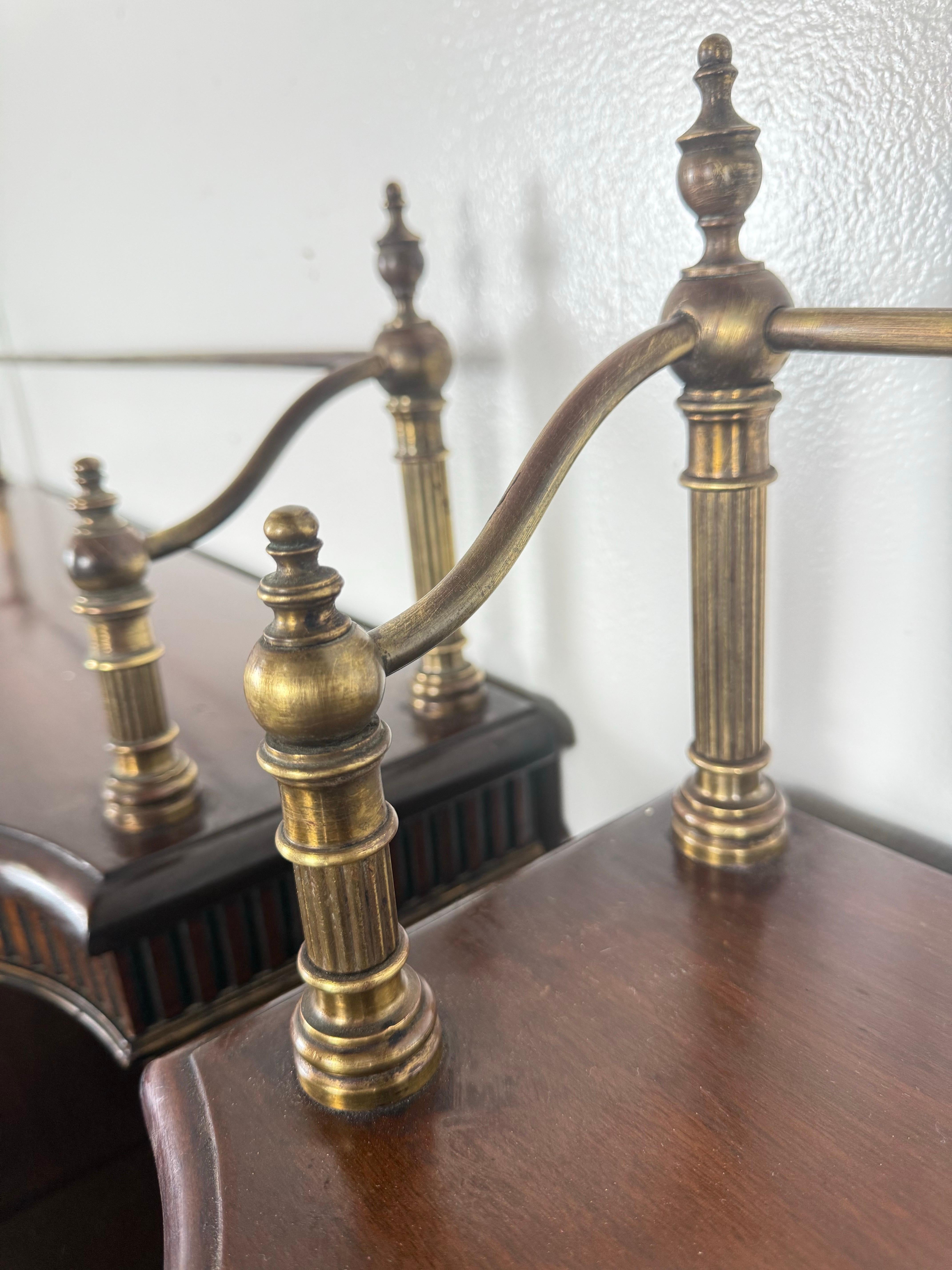 Coppia di librerie inglesi in stile Regency in mogano con dettagli in ottone in vendita 4