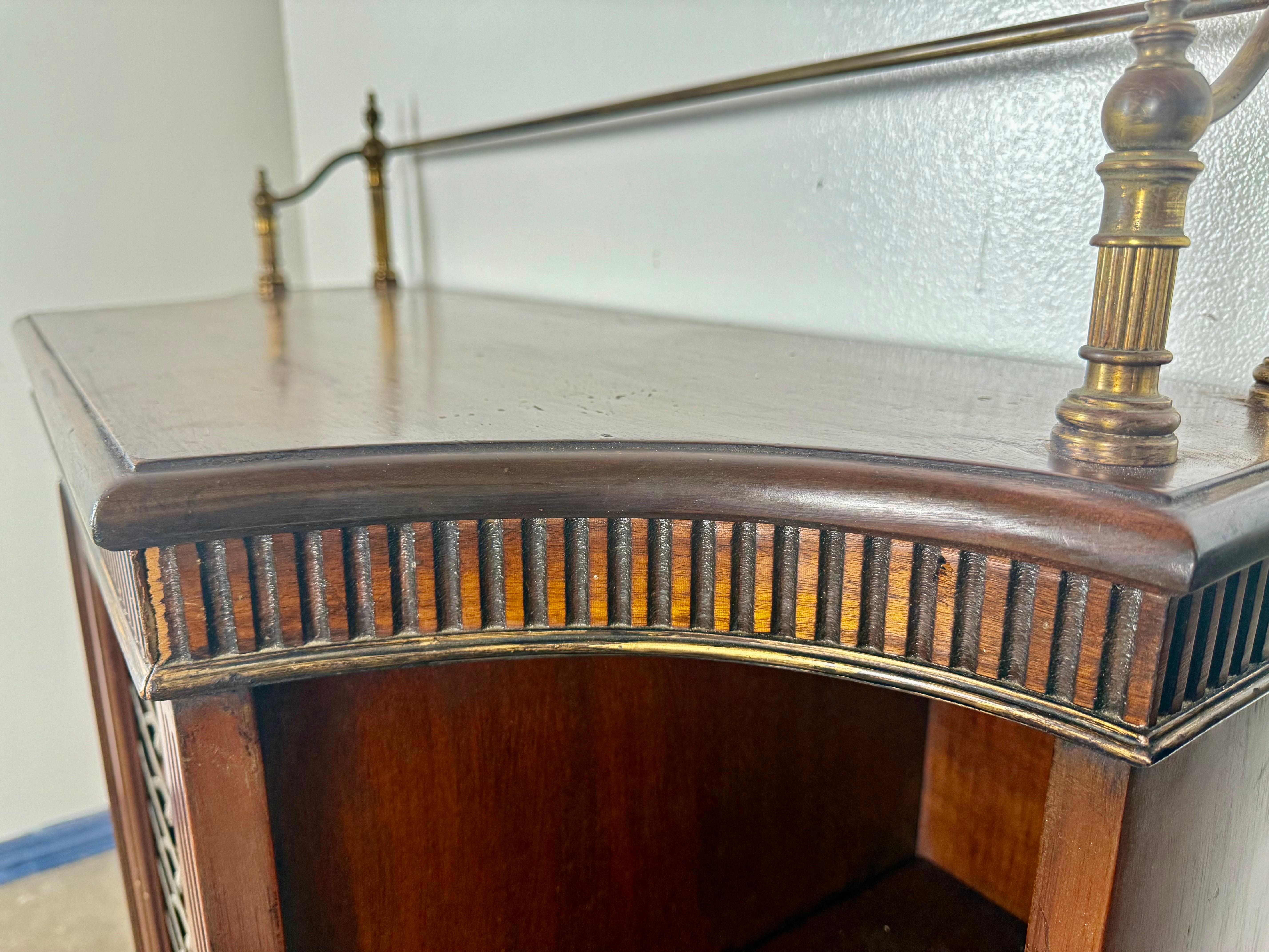 Coppia di librerie inglesi in stile Regency in mogano con dettagli in ottone in vendita 5