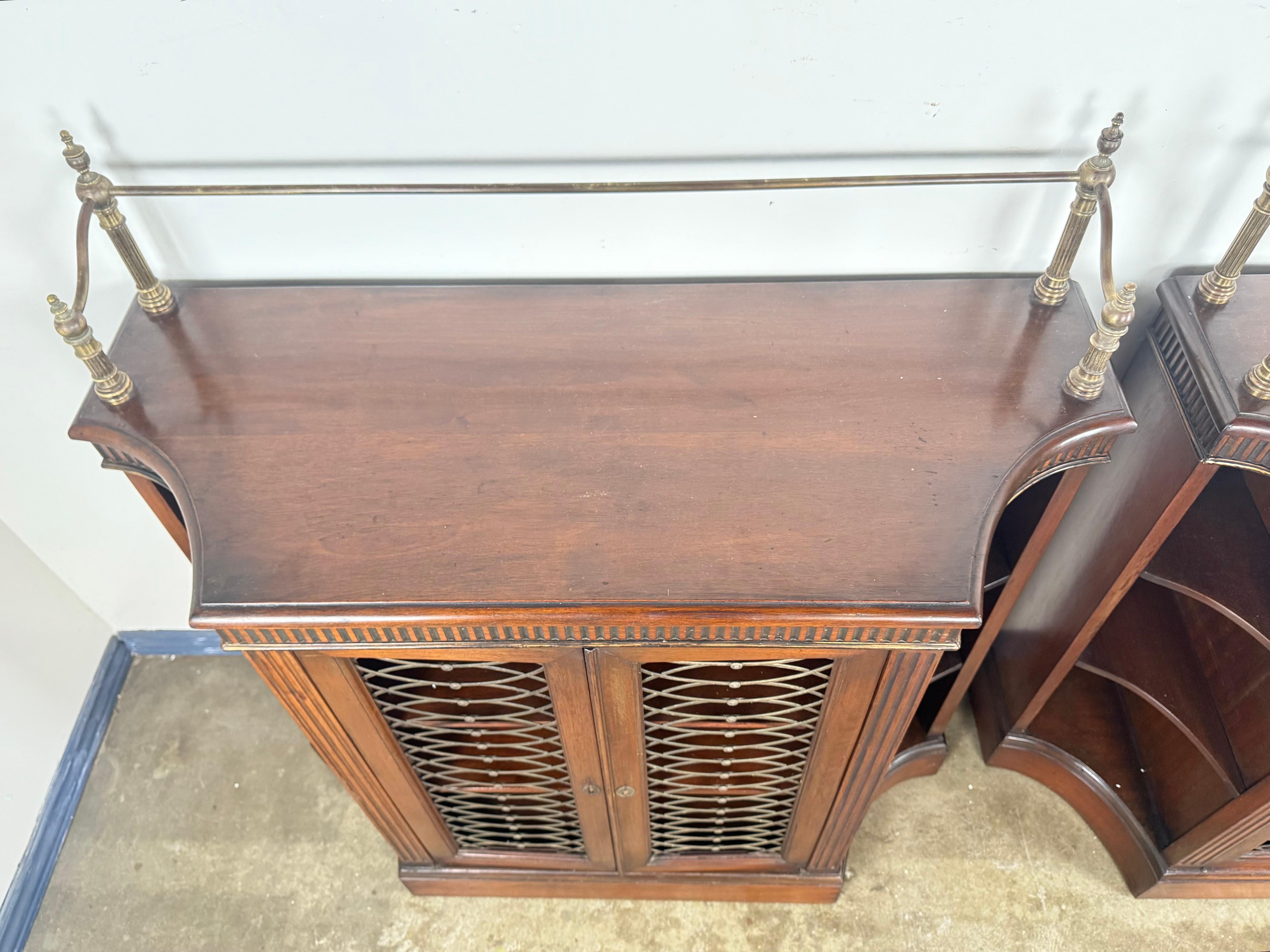 Coppia di librerie inglesi in stile Regency in mogano con dettagli in ottone in vendita 6