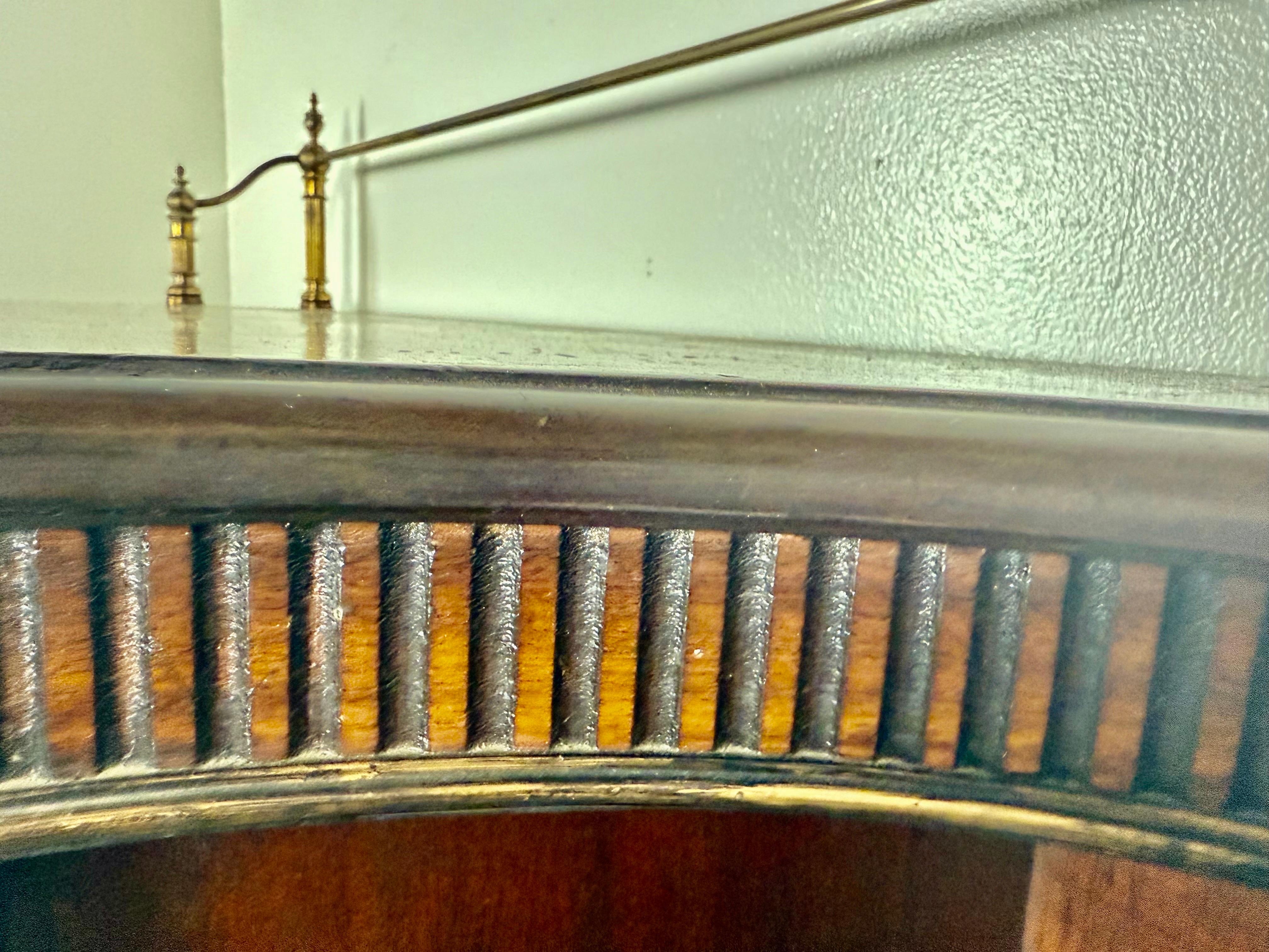 Coppia di librerie inglesi in stile Regency in mogano con dettagli in ottone in vendita 7