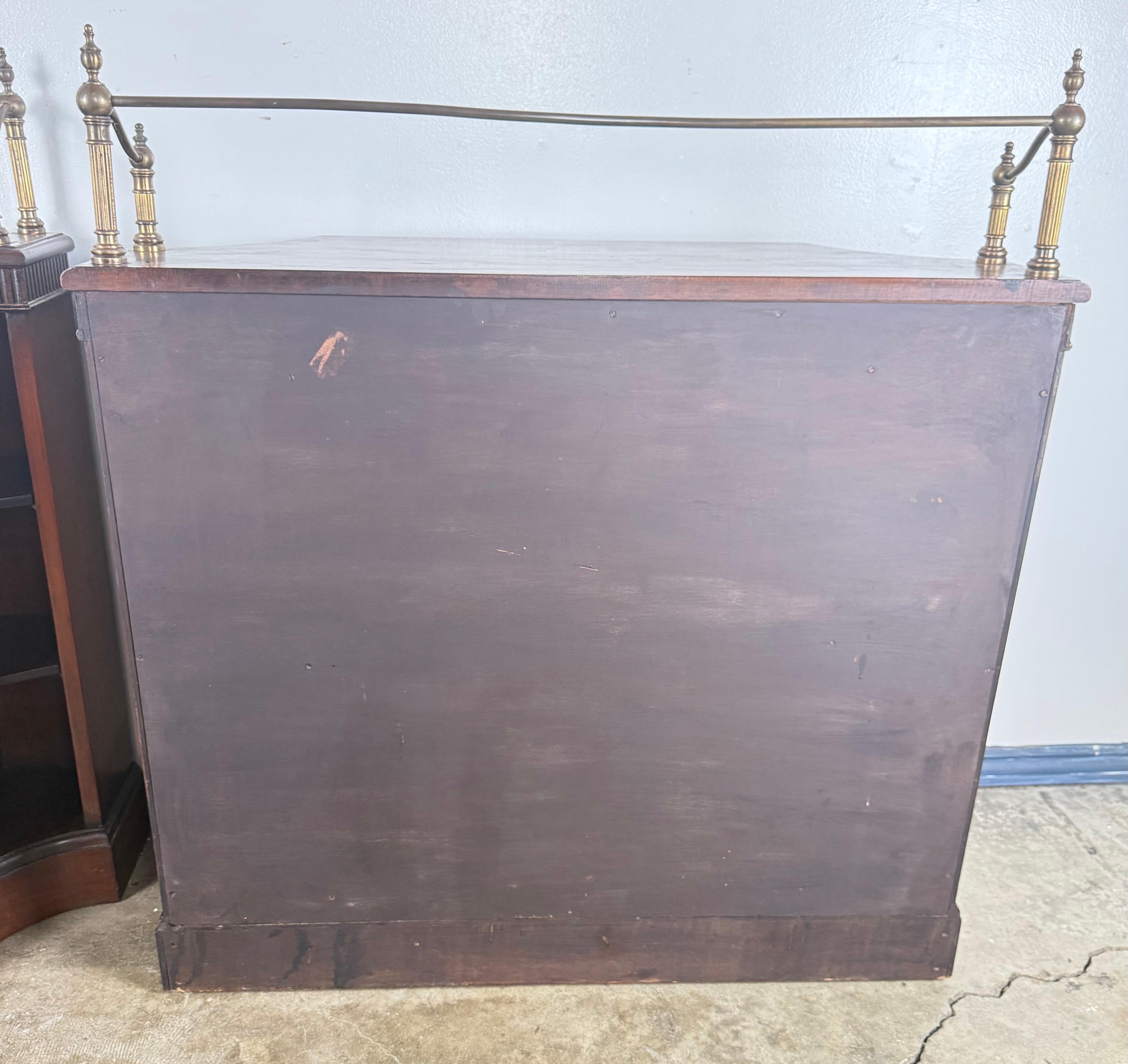 Coppia di librerie inglesi in stile Regency in mogano con dettagli in ottone in vendita 8