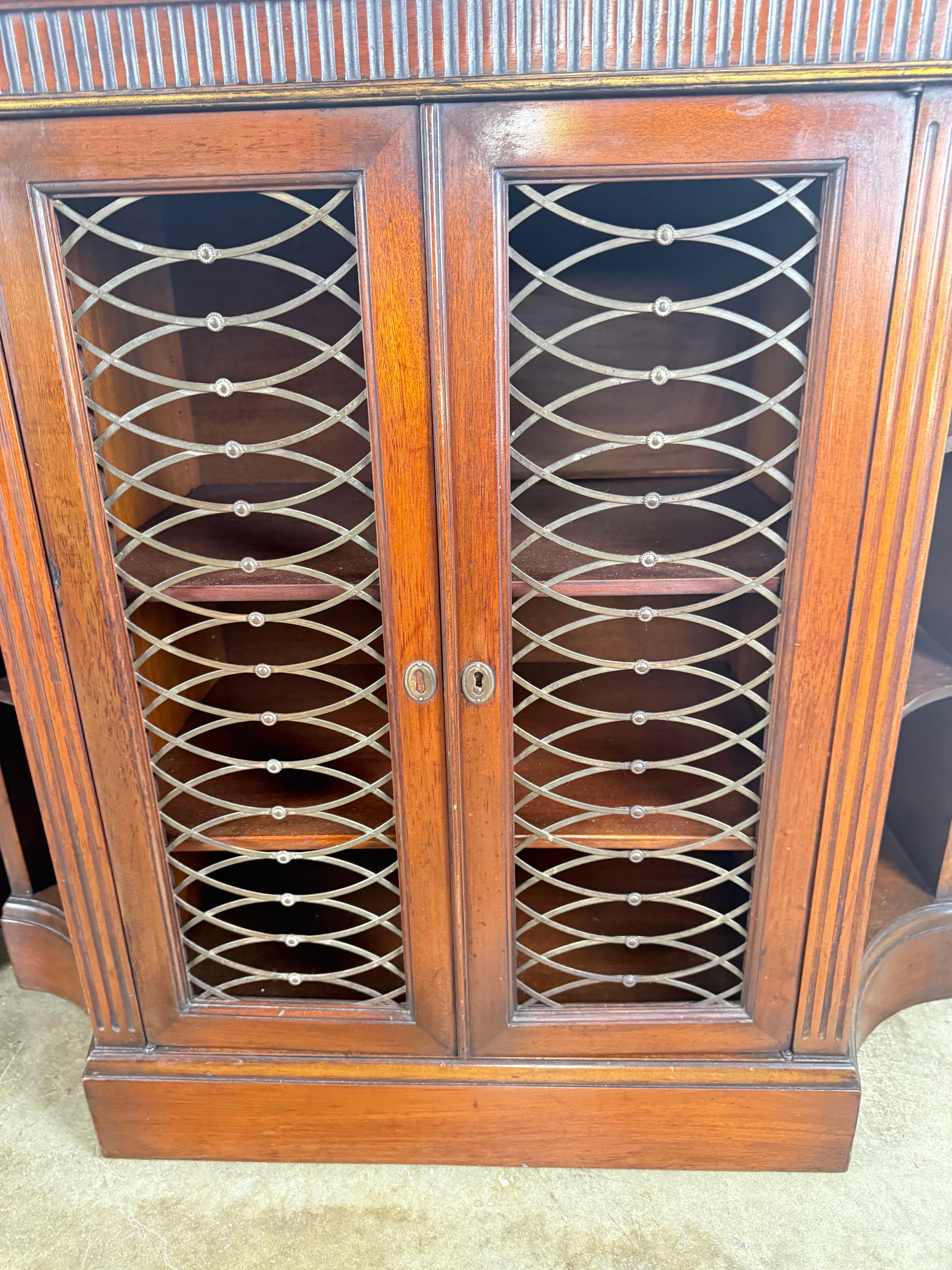 Coppia di librerie inglesi in stile Regency in mogano con dettagli in ottone In condizioni deteriorate in vendita a Los Angeles, CA