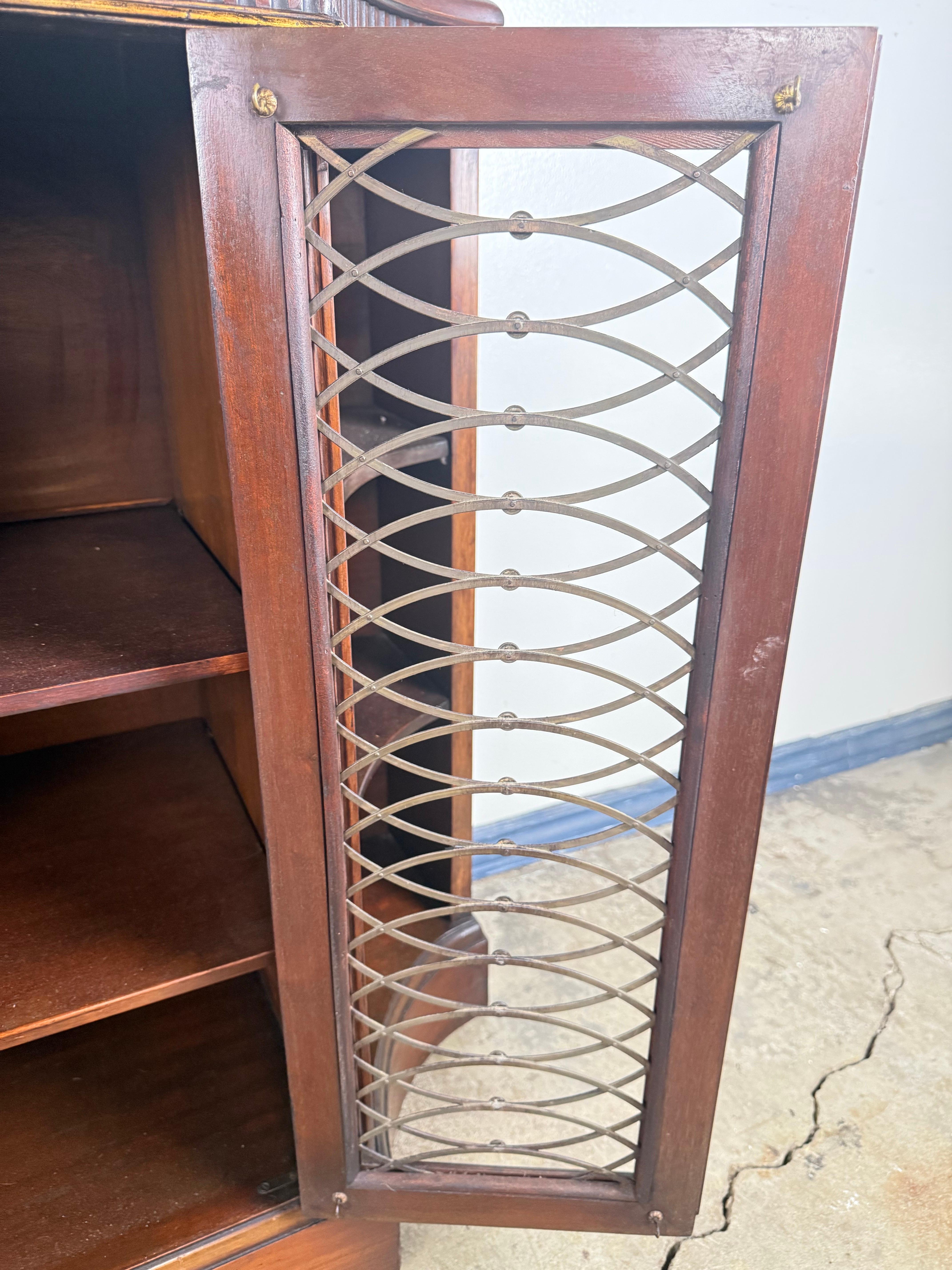 XIX secolo Coppia di librerie inglesi in stile Regency in mogano con dettagli in ottone in vendita