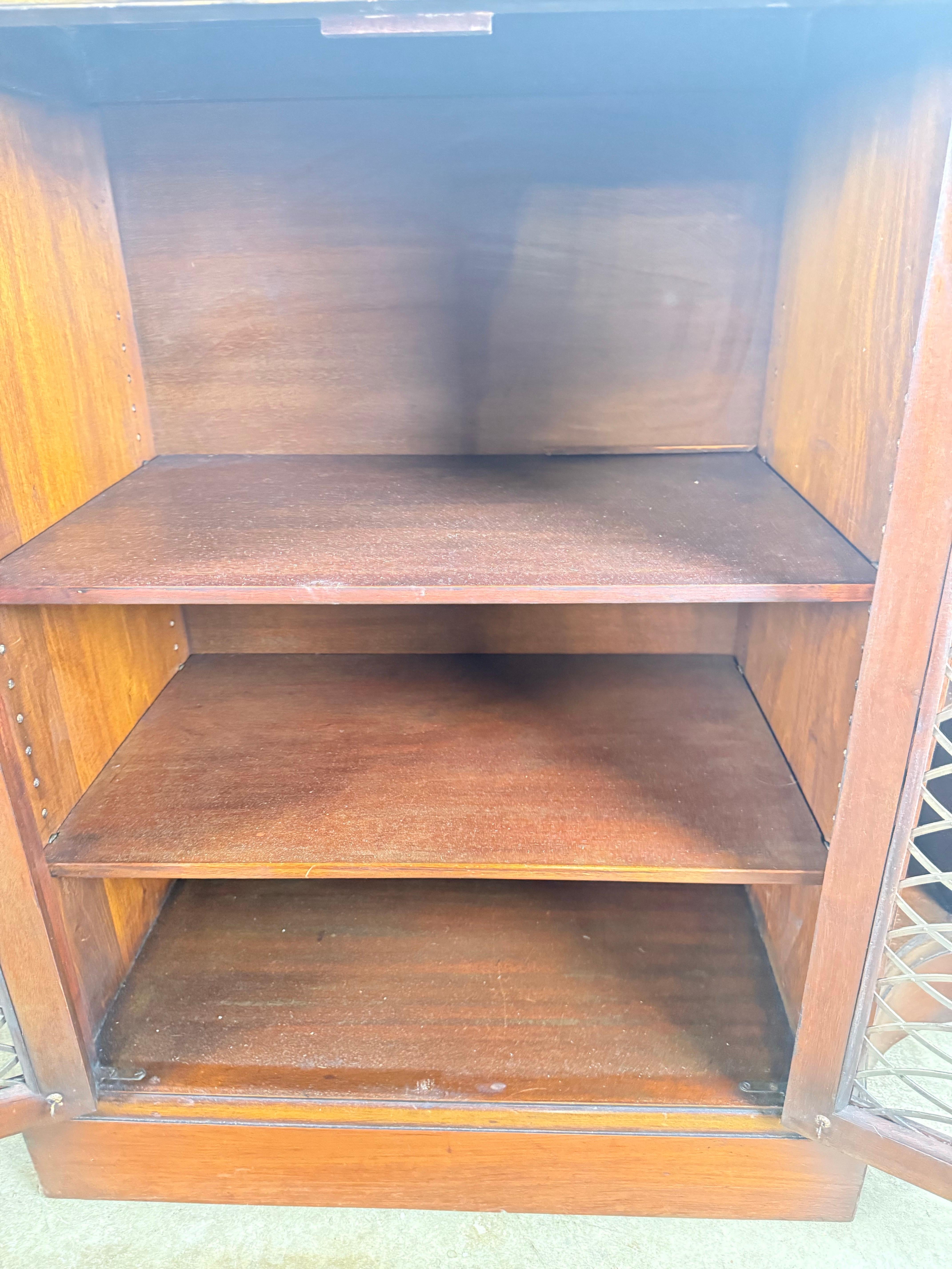 Ottone Coppia di librerie inglesi in stile Regency in mogano con dettagli in ottone in vendita