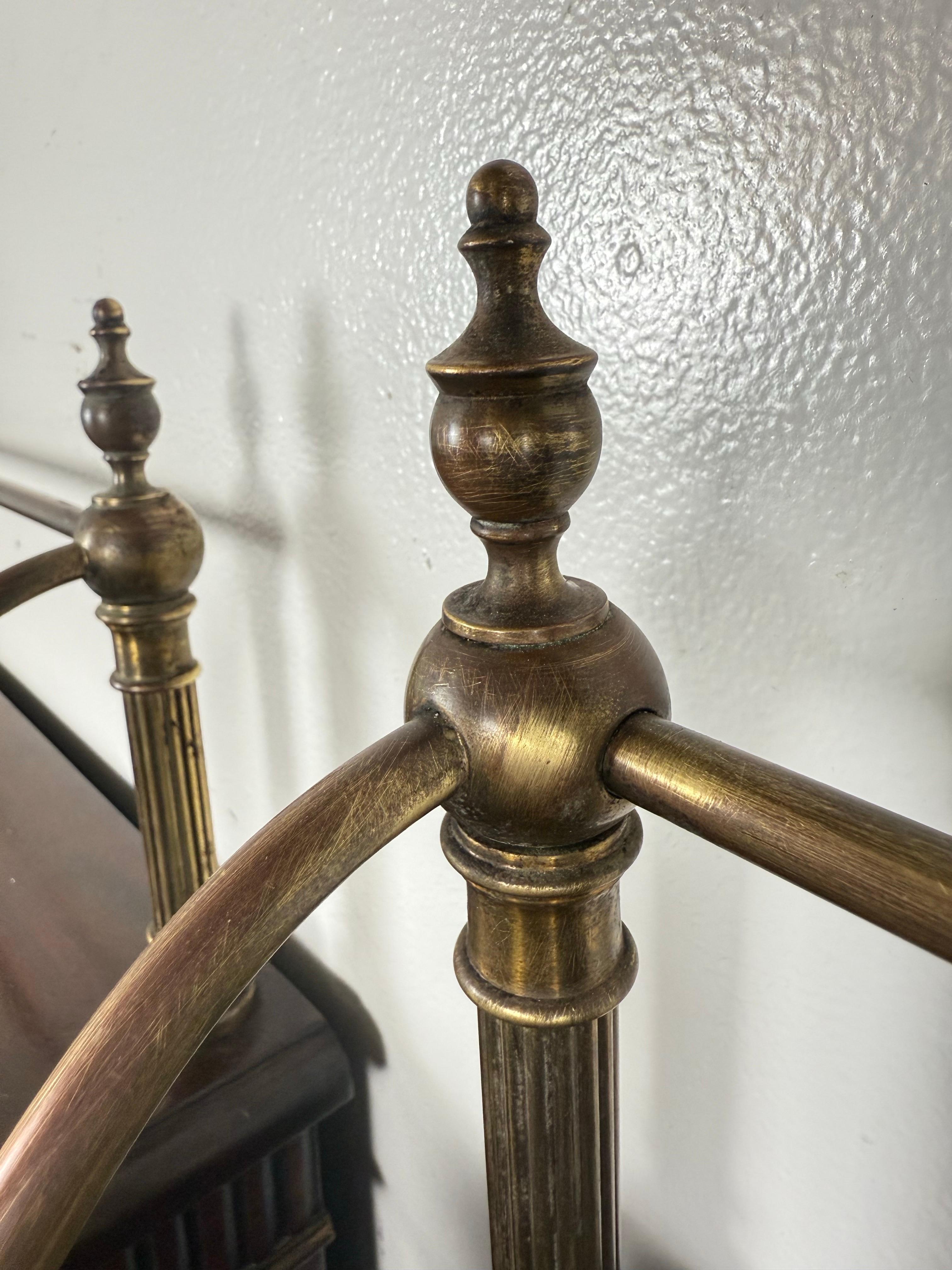 Coppia di librerie inglesi in stile Regency in mogano con dettagli in ottone in vendita 3