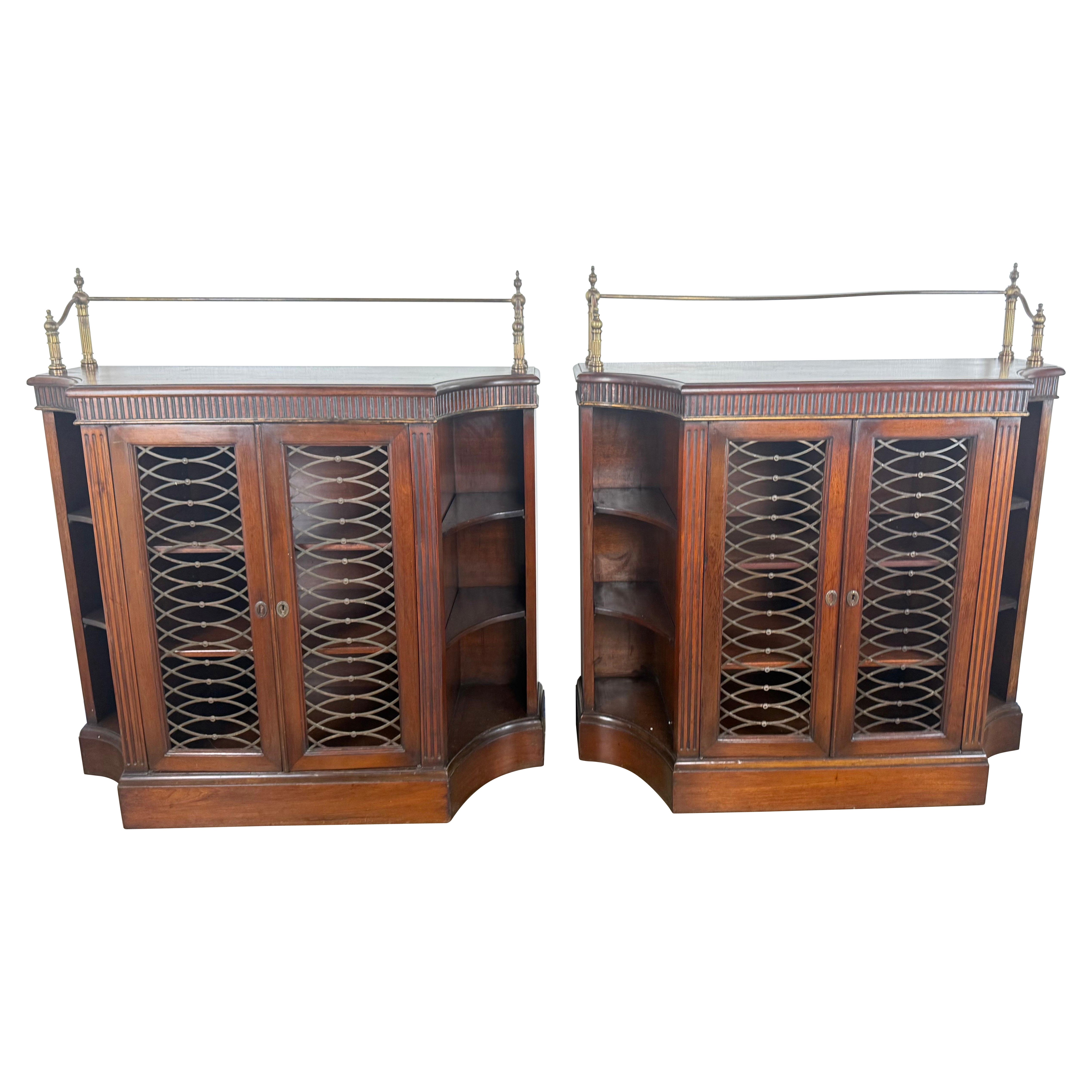 Coppia di librerie inglesi in stile Regency in mogano con dettagli in ottone