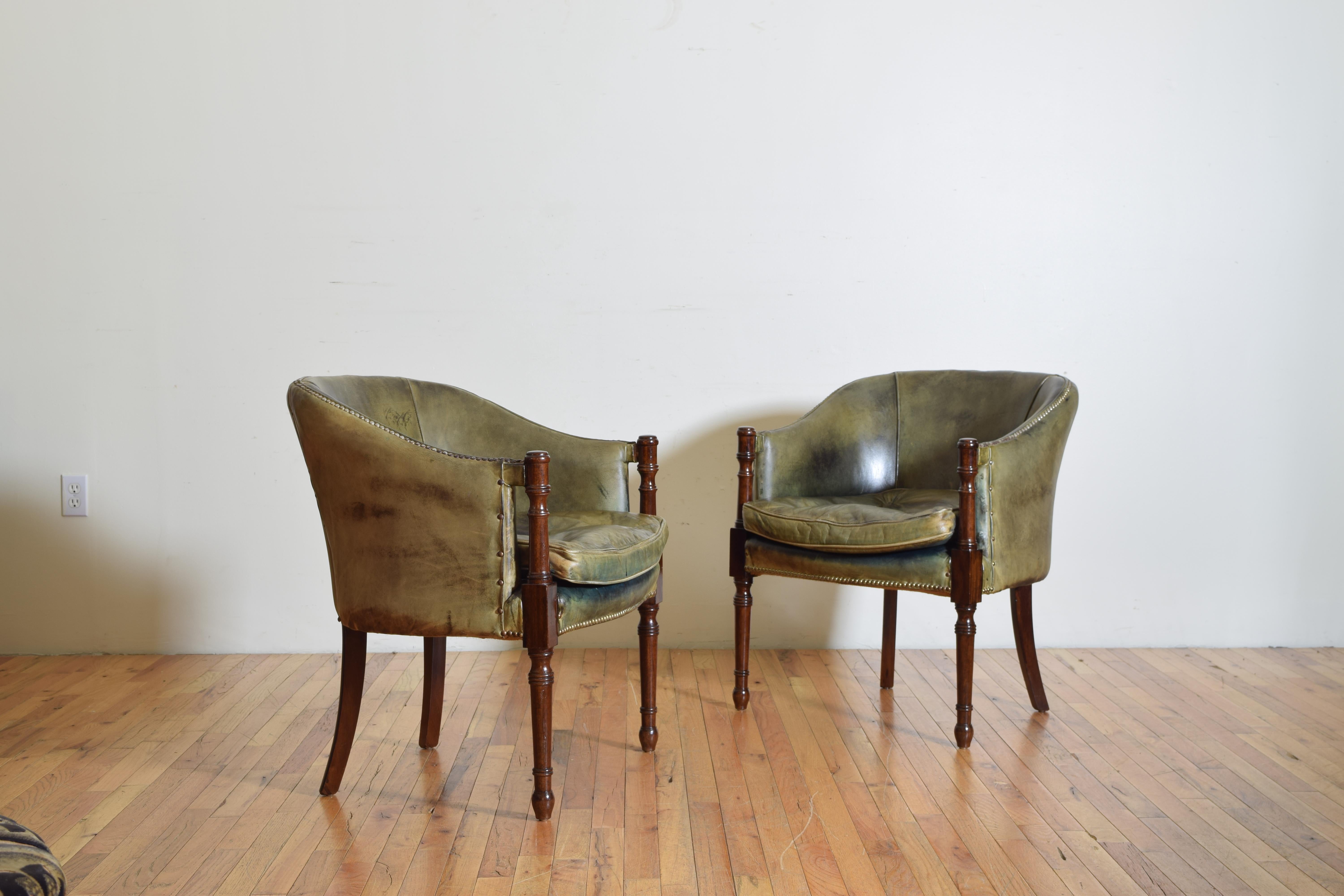 British Pair of English Regency Style Mahogany Club Chairs in Green Leather 20th Century