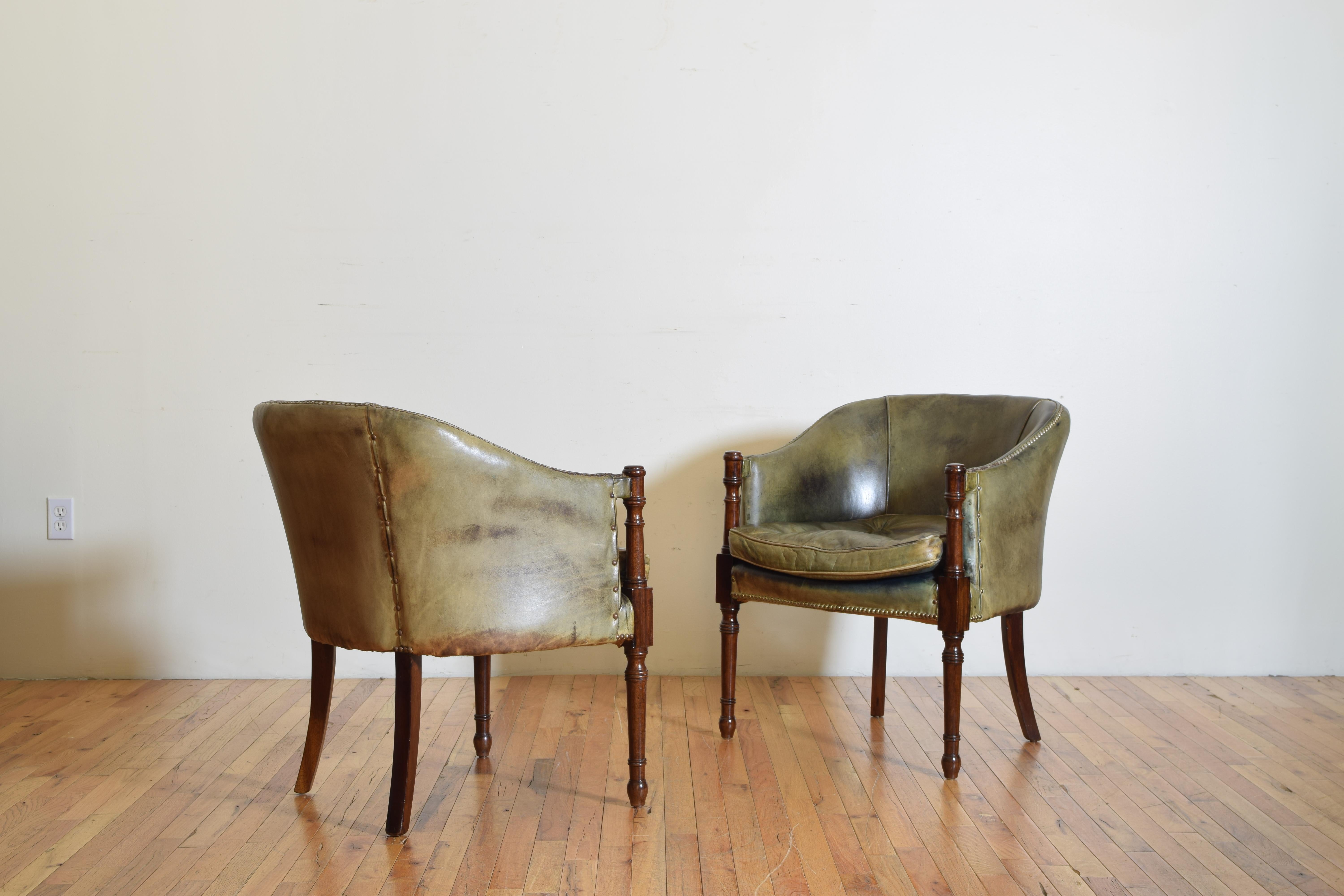 Pair of English Regency Style Mahogany Club Chairs in Green Leather 20th Century In Good Condition In Atlanta, GA