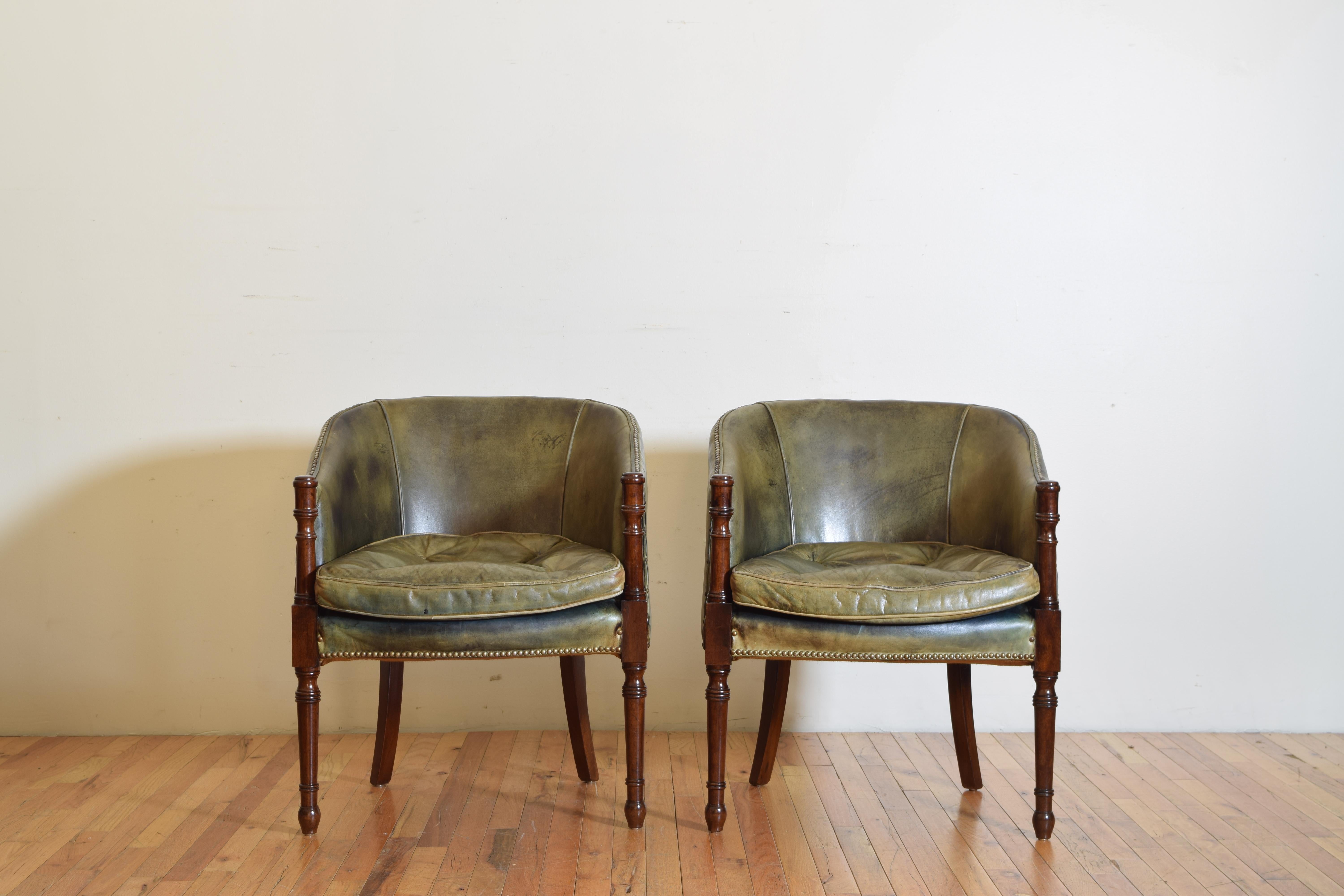 Mid-20th Century Pair of English Regency Style Mahogany Club Chairs in Green Leather 20th Century