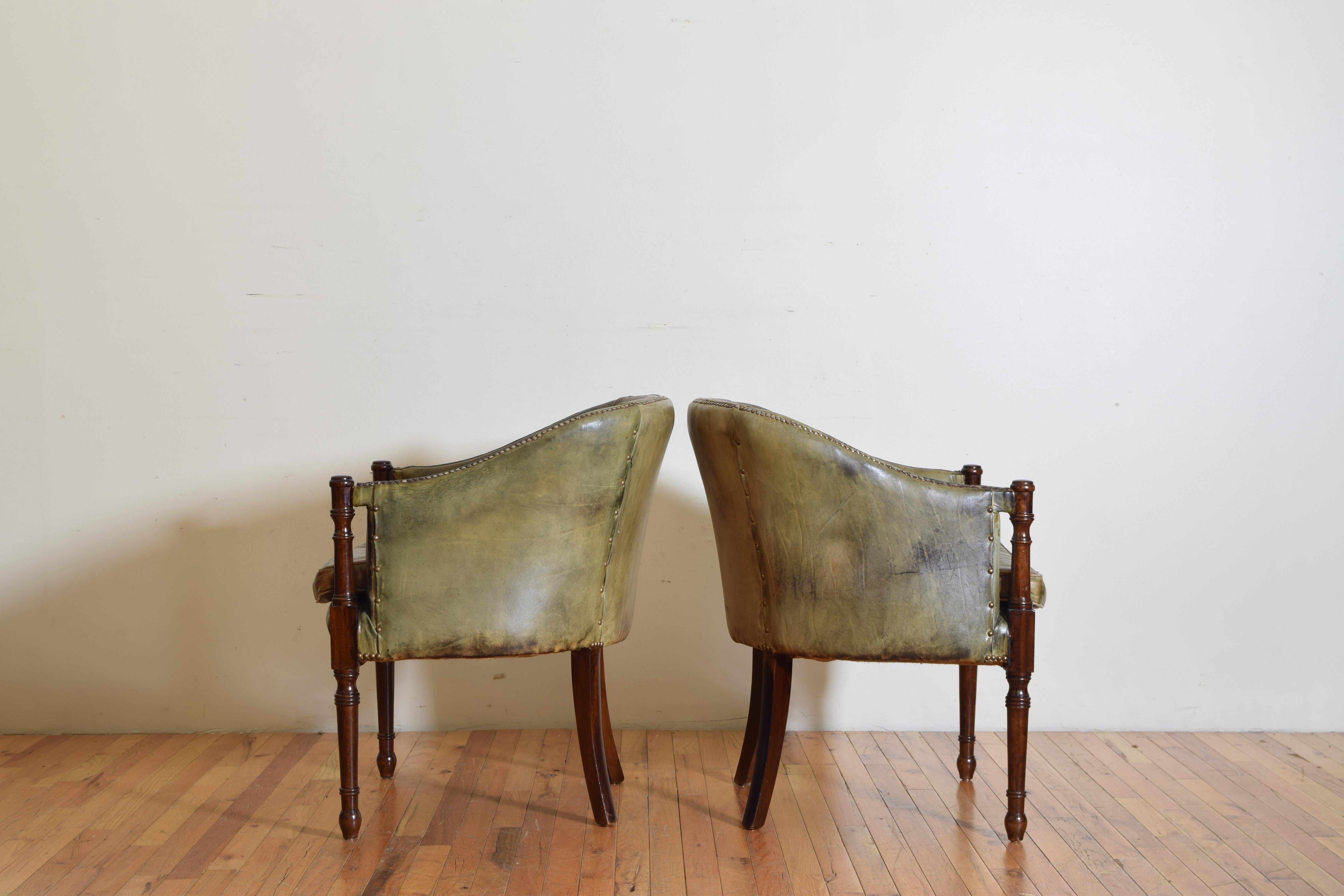 Pair of English Regency Style Mahogany Club Chairs in Green Leather 20th Century 1