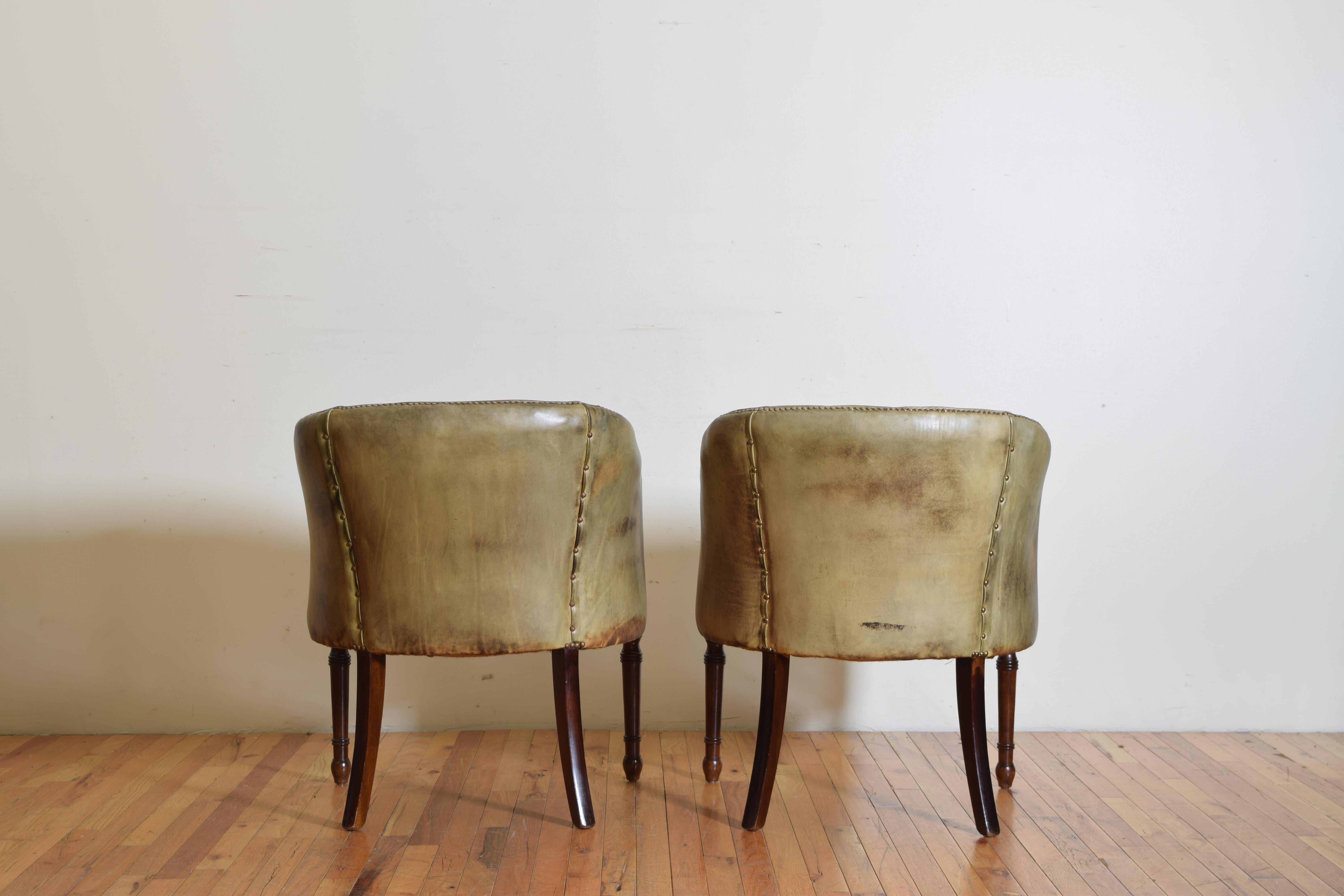 Pair of English Regency Style Mahogany Club Chairs in Green Leather 20th Century 2