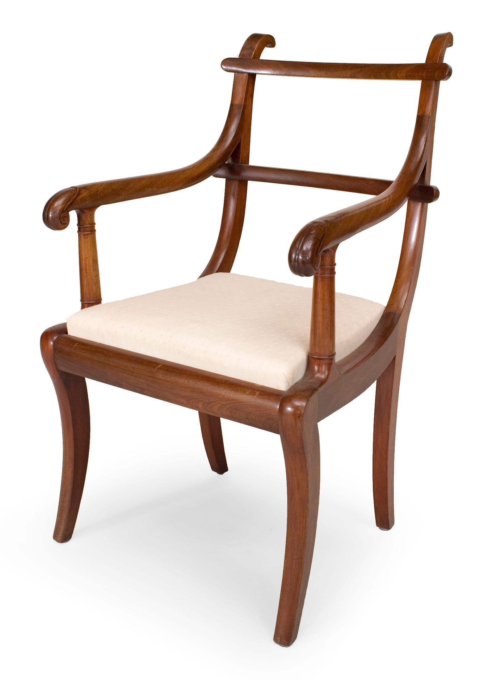 Zwei Sessel aus Mahagoni im englischen Regency-Stil (19. Jahrhundert) mit Leiterlehne und Schlupfsitzen.
 
