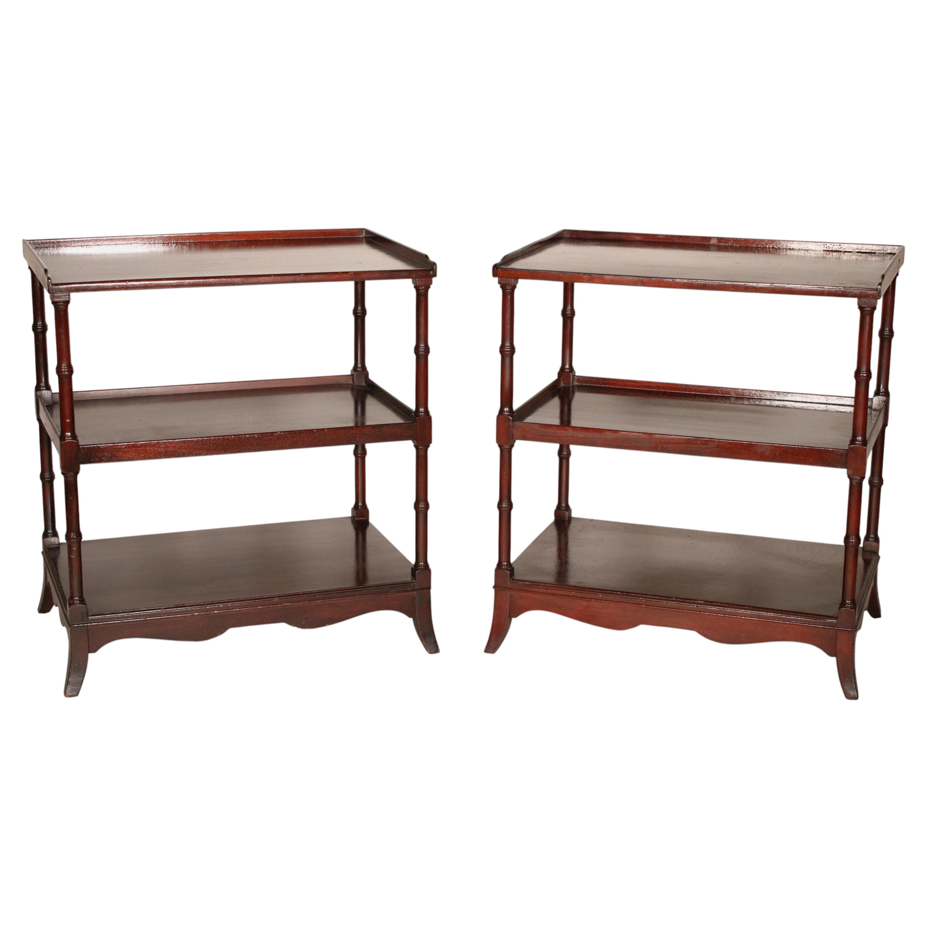 Paire de tables d'appoint en acajou de style Régence anglaise