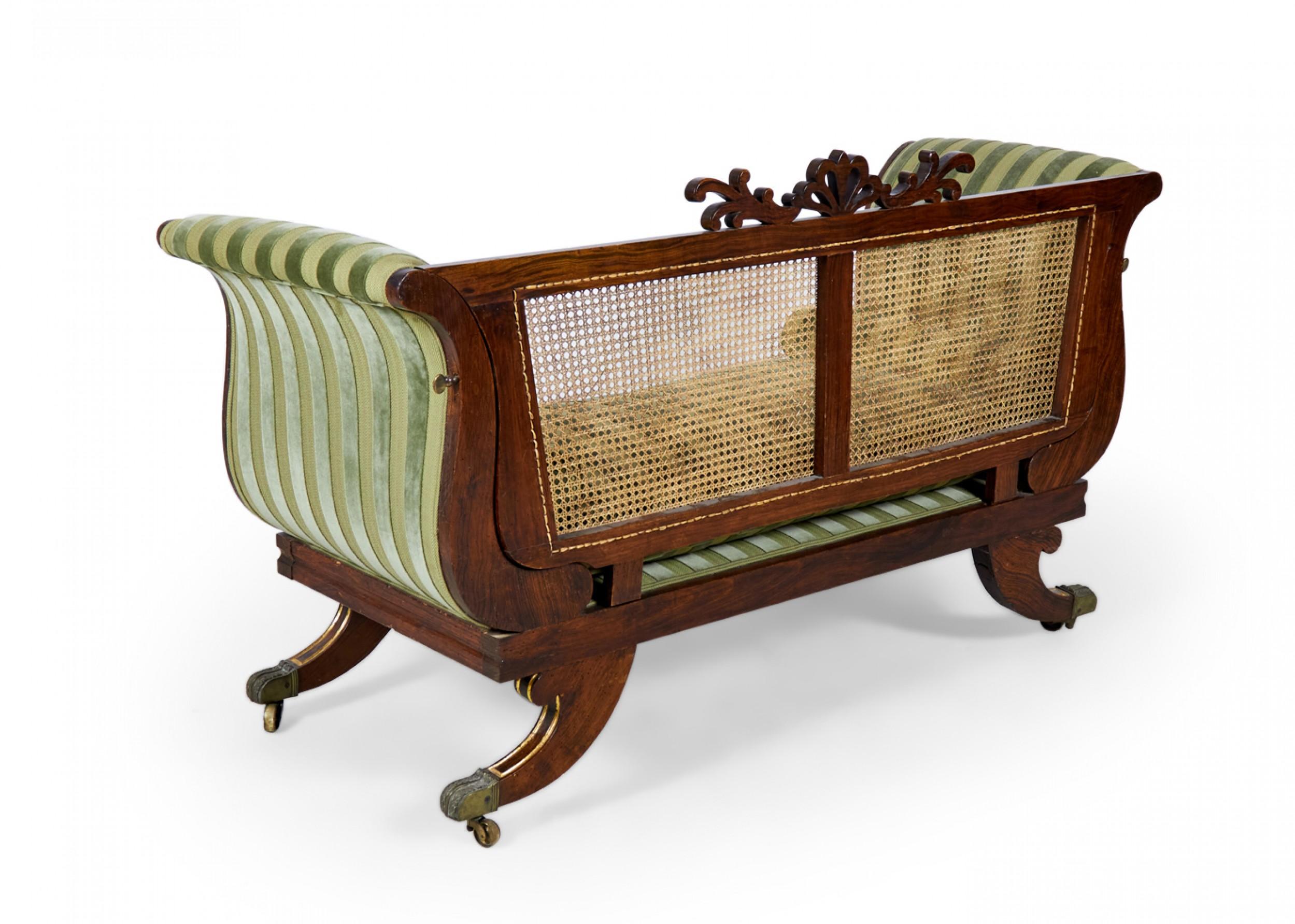 XIXe siècle Paire de canapés à dos canné de style Régence anglaise, dorés à la feuille en vente