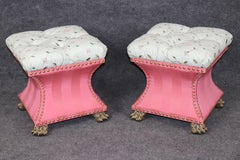 Paire de bancs anglais de style Régence, capitonnés, aux pieds en forme de griffes et finitions en bronze