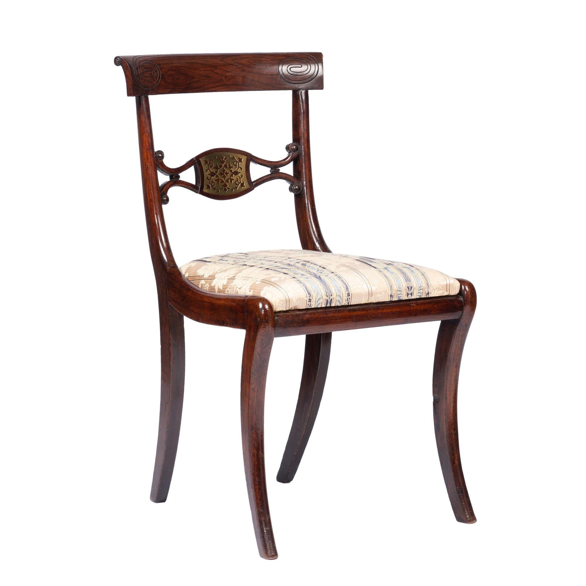 Paar englische Regency-Beistellstühle mit gepolsterten Sesseln und Sessel ohne Armlehne, 1815 im Angebot 4